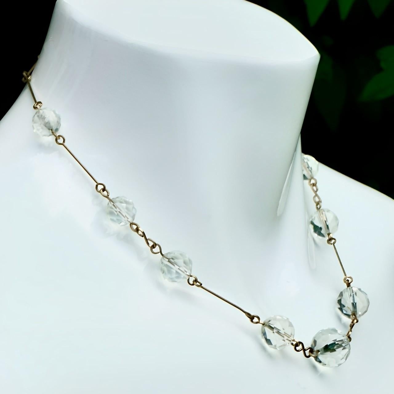 Collier Art Déco en fil d'or avec neuf perles de cristal à facettes circa 1930 Bon état - En vente à London, GB