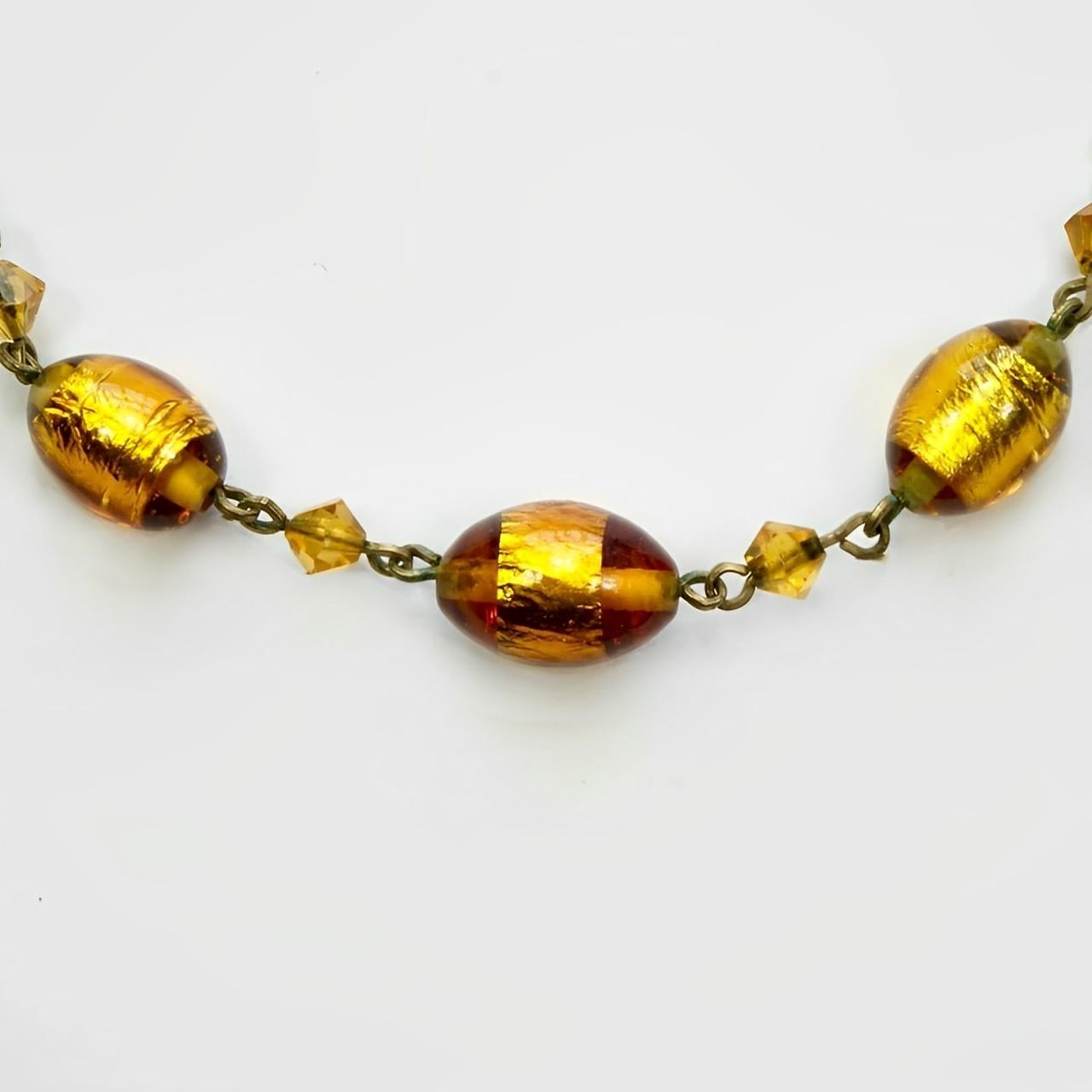 Art Deco Goldton-Drahtkette mit ovalen Goldfolien-Glasperlen circa 1930er Jahre für Damen oder Herren im Angebot