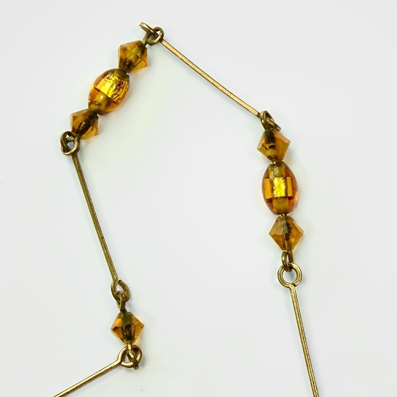 Art Deco Goldton-Drahtkette mit ovalen Goldfolien-Glasperlen circa 1930er Jahre im Angebot 1
