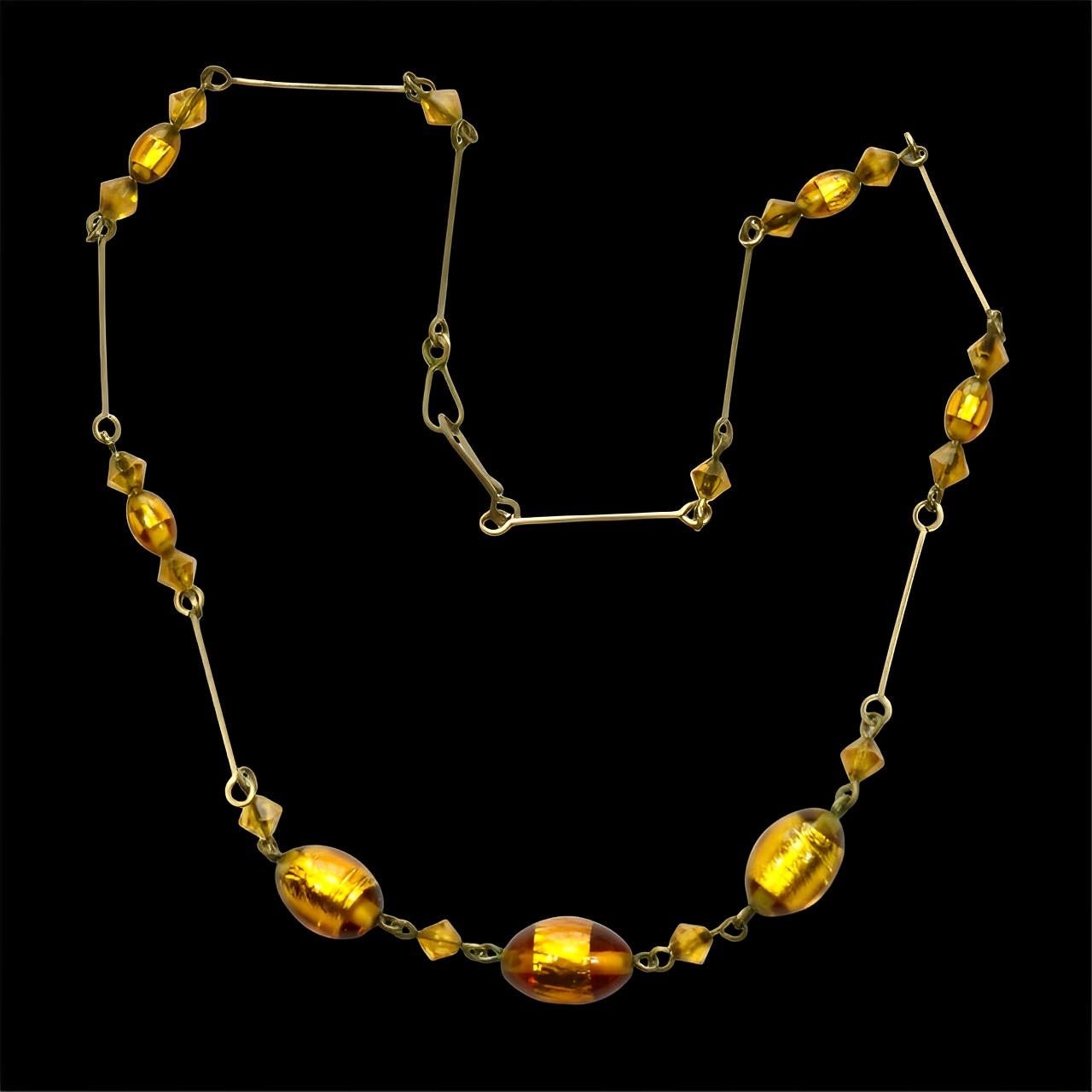 Art Deco Goldton-Drahtkette mit ovalen Goldfolien-Glasperlen circa 1930er Jahre im Angebot 2