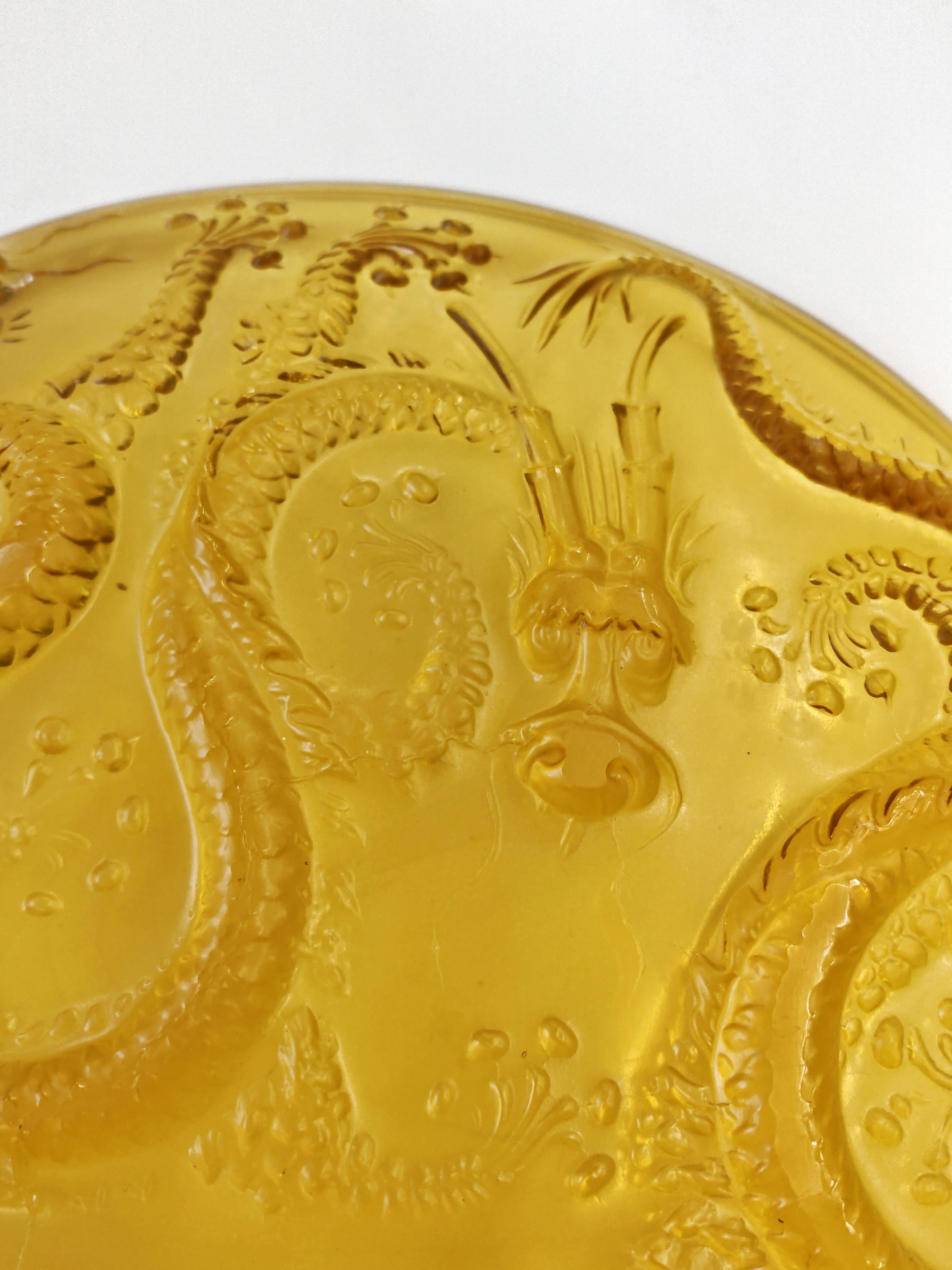 In dieser Auflistung finden Sie eine atemberaubende Art Deco Schale oder große Servierplatte mit 3D orientalischen Stil Drachen-Motiv, dass sie aussehen, greifen aus dem Glas. Dieses schöne Stück aus gelbem (nicht bernsteinfarbenem!) Glas wurde von