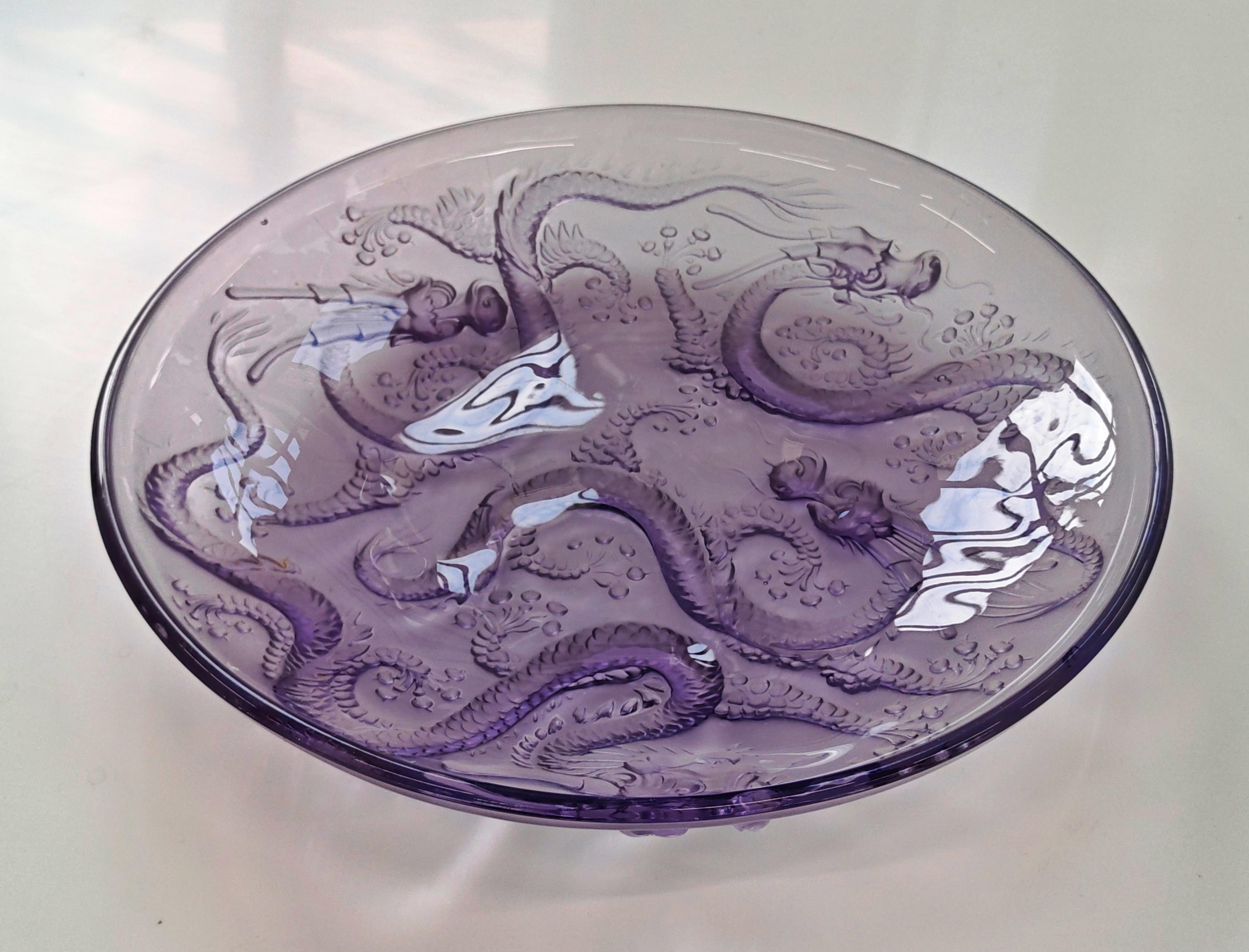 Dans cette liste, vous trouverez un bol ou un grand plat de service Art déco à couper le souffle, avec des dragons en 3D de style oriental qui semblent sortir du verre. Cette magnifique pièce en verre améthyste exceptionnellement rare a été conçue