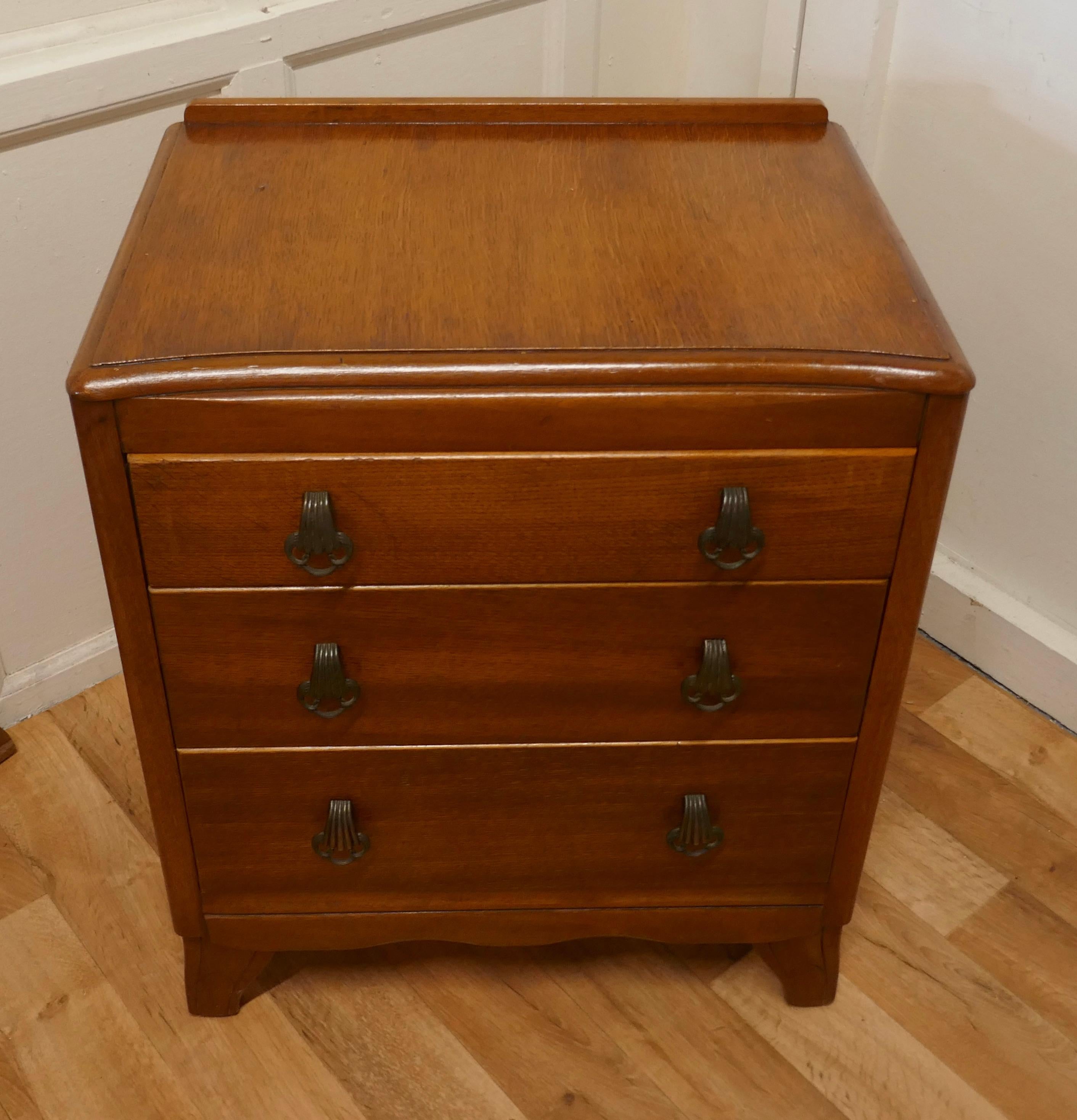 Art Deco Golden Oak Chest of Drawers by Lebus In Good Condition In Chillerton, Isle of Wight