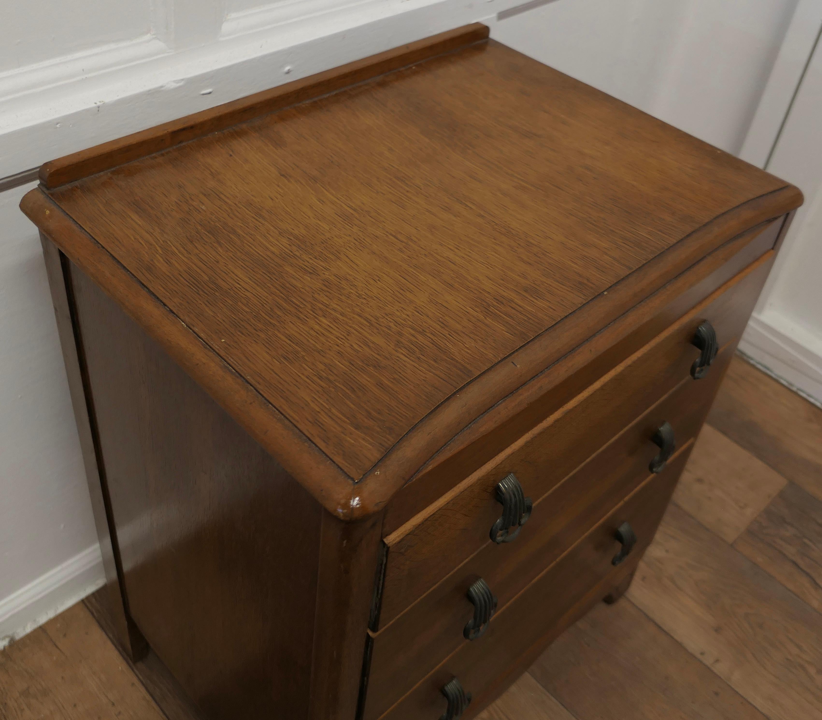 Art Deco Golden Oak Chest of Drawers by Lebus This Is a Classic Piece In Good Condition For Sale In Chillerton, Isle of Wight