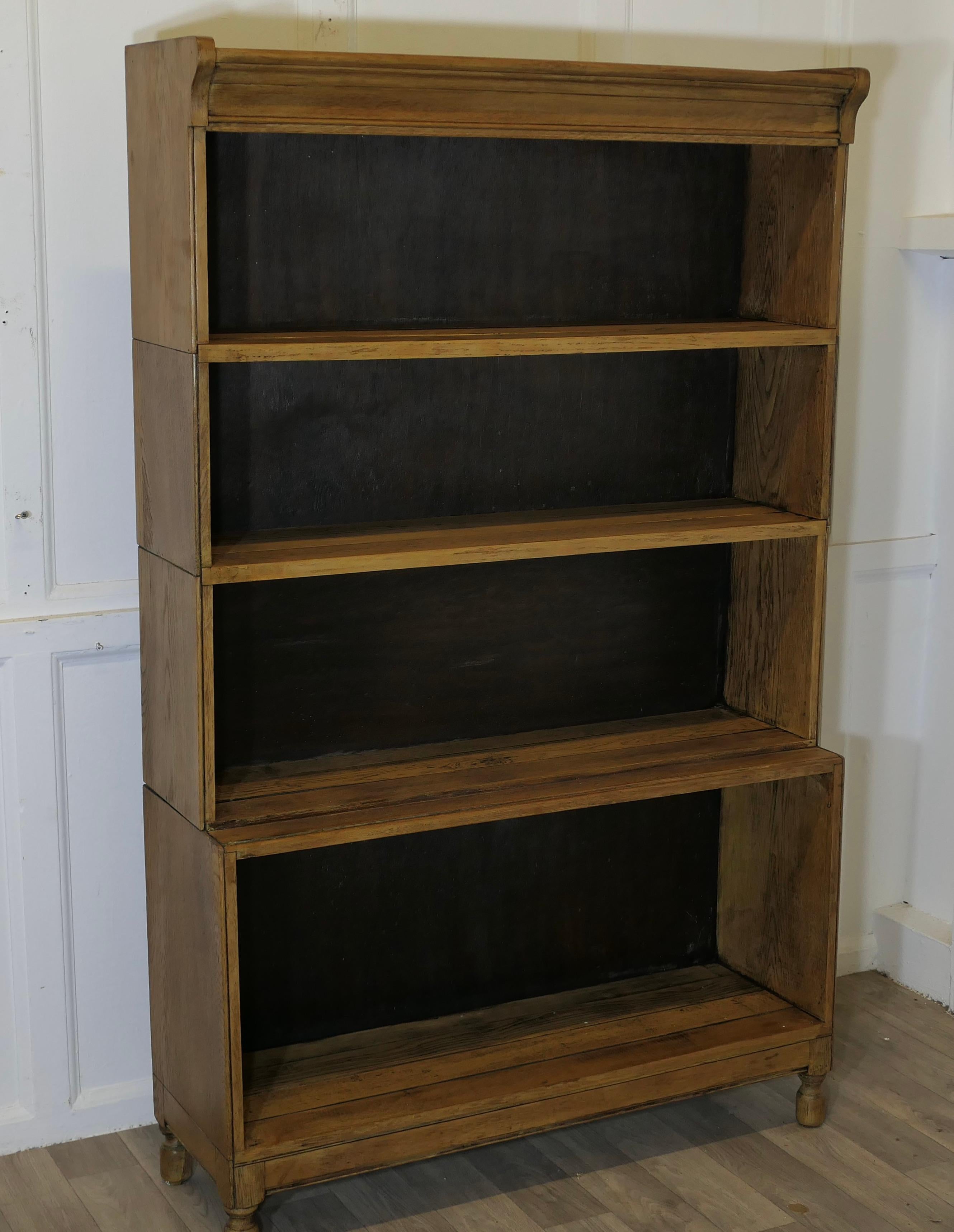  Libreria a cascata Art Deco in Oak dorato 

La libreria è alta e composta da 4 sezioni, è un pezzo robusto e le sezioni possono essere smontate se necessario.
Le altezze dei ripiani della libreria sono, a partire dall'alto, 9