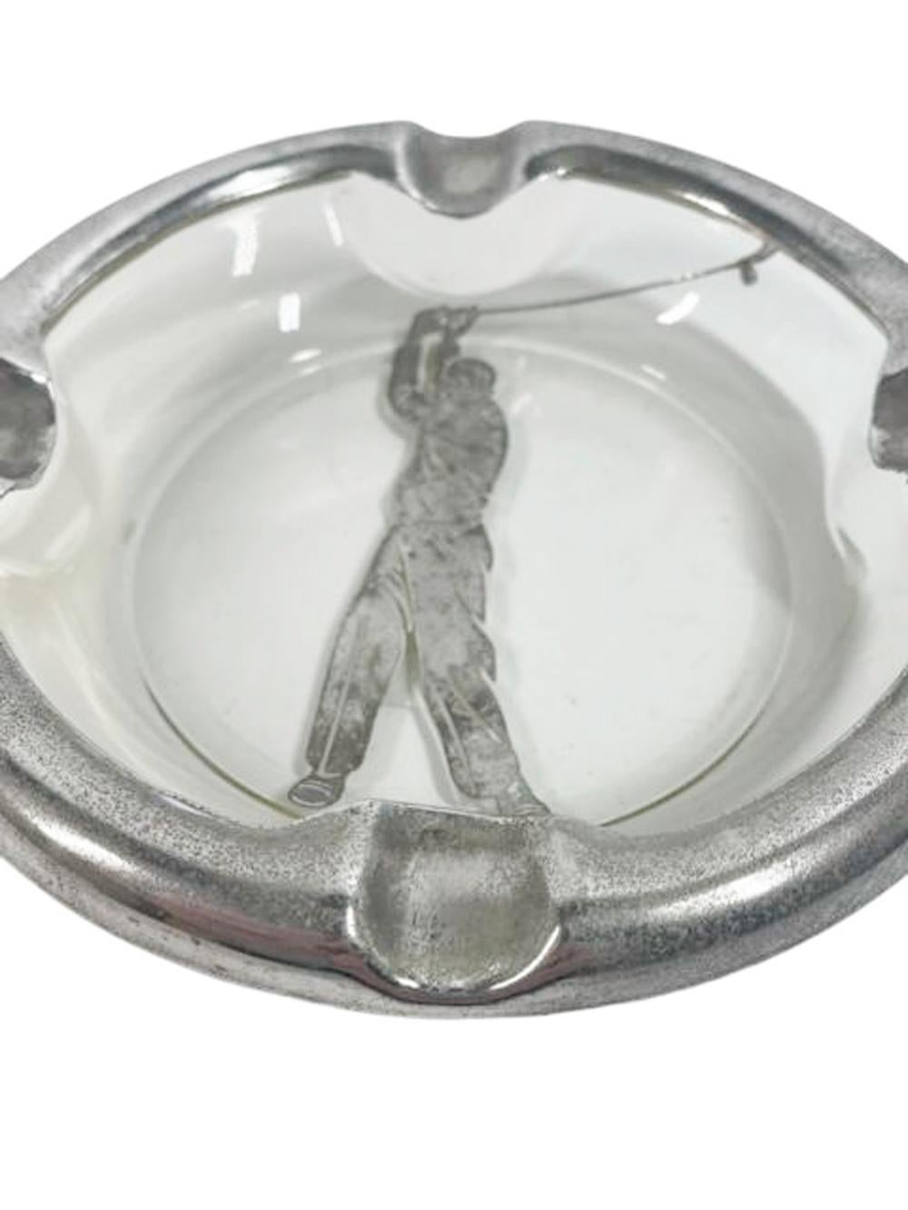 Cenicero Art Decó de plata de ley con incrustaciones de cristal con temática de golf siglo XX en venta