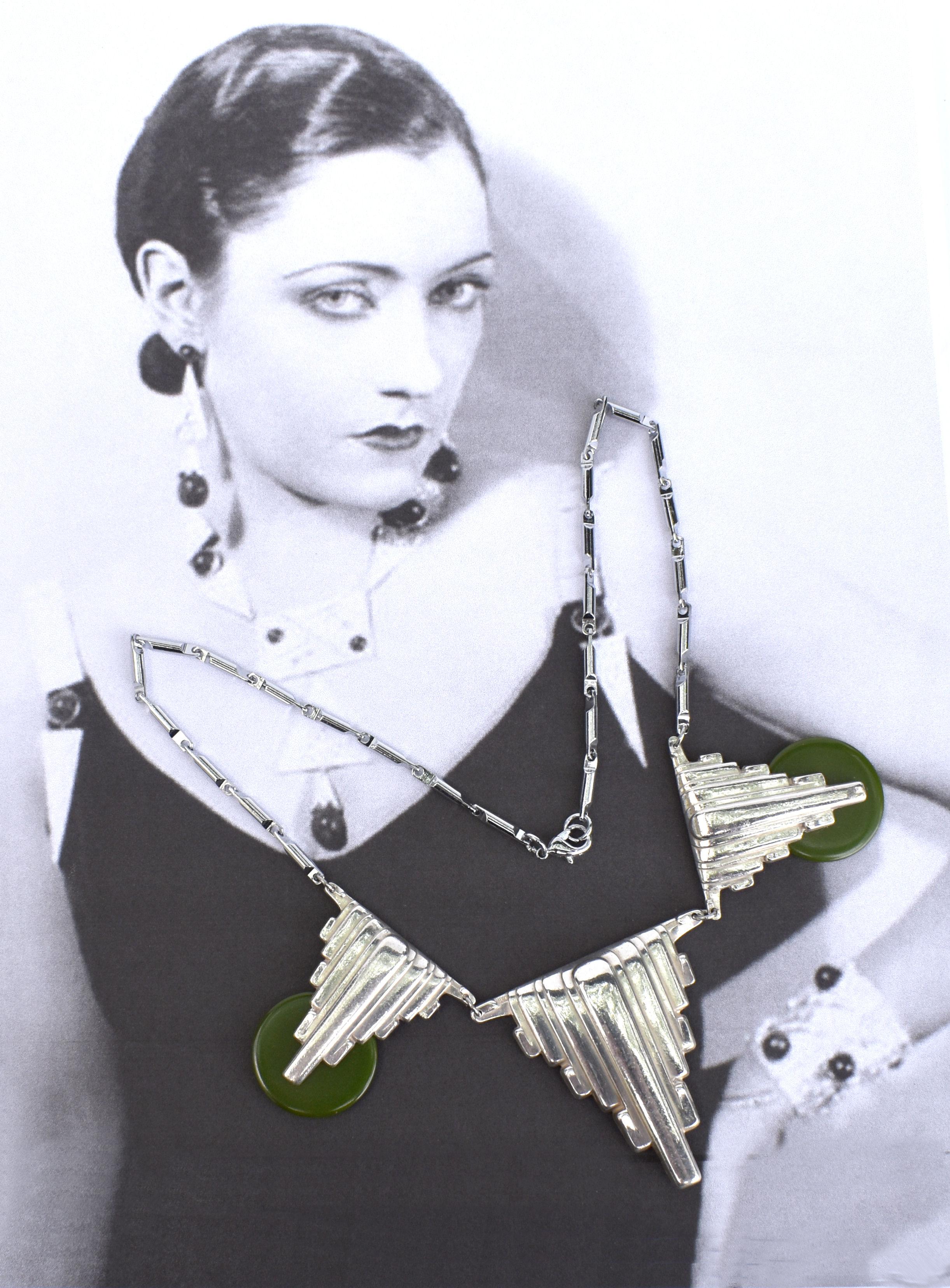 Halskette im modernistischen Art-Deco-Stil aus Goliath-Bakelit in Grüntönen an einer Chromkette. Hummerklauenverschluss an einer verchromten Kette mit einer Gesamtlänge von 45 cm, die knapp unterhalb des Nackens liegt. Schöner Zustand, kein Anlaufen