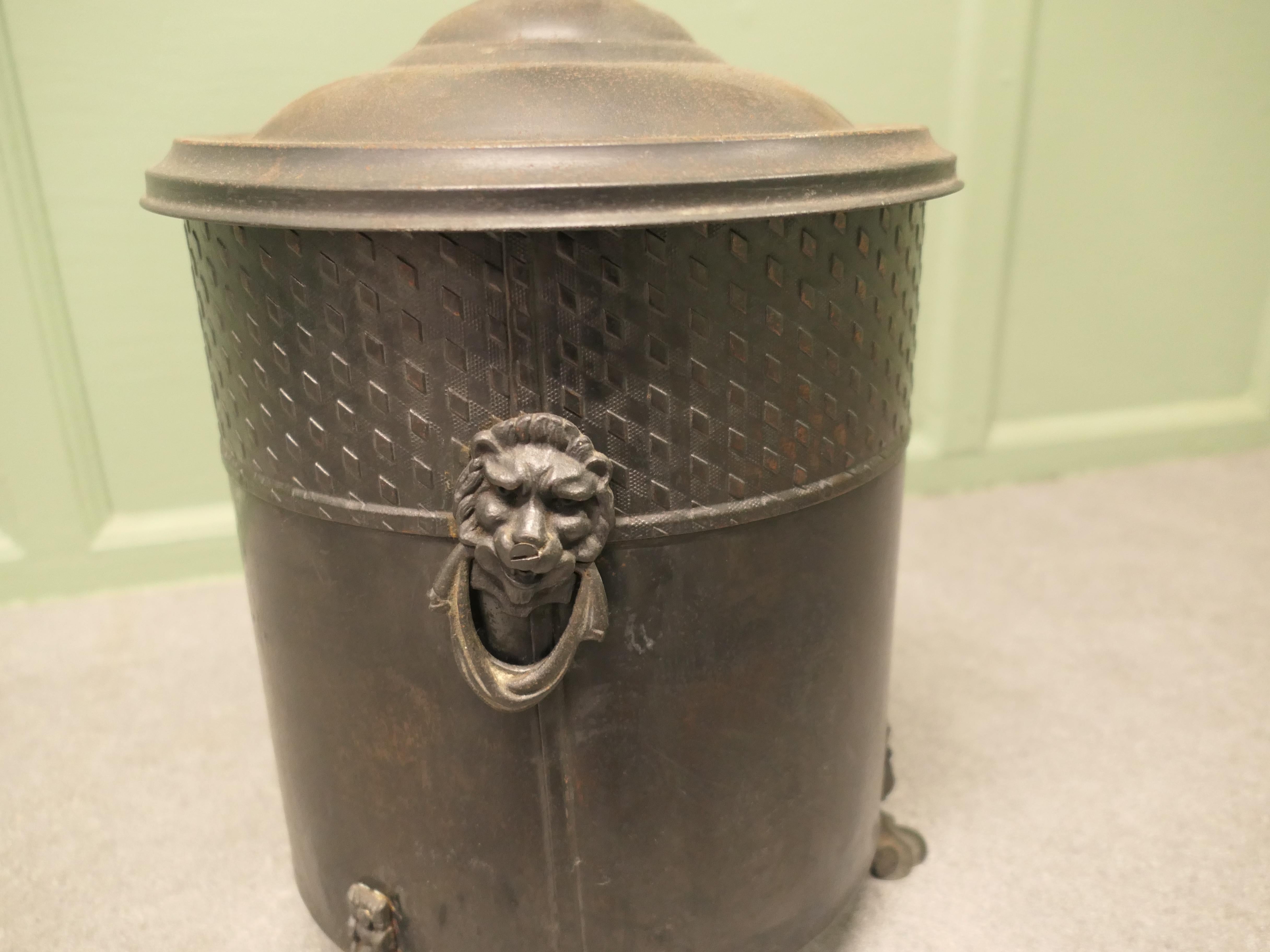 Art Déco Secchio da carbone gotico Art Deco Un design superbo con una patina di rame ossidato in vendita