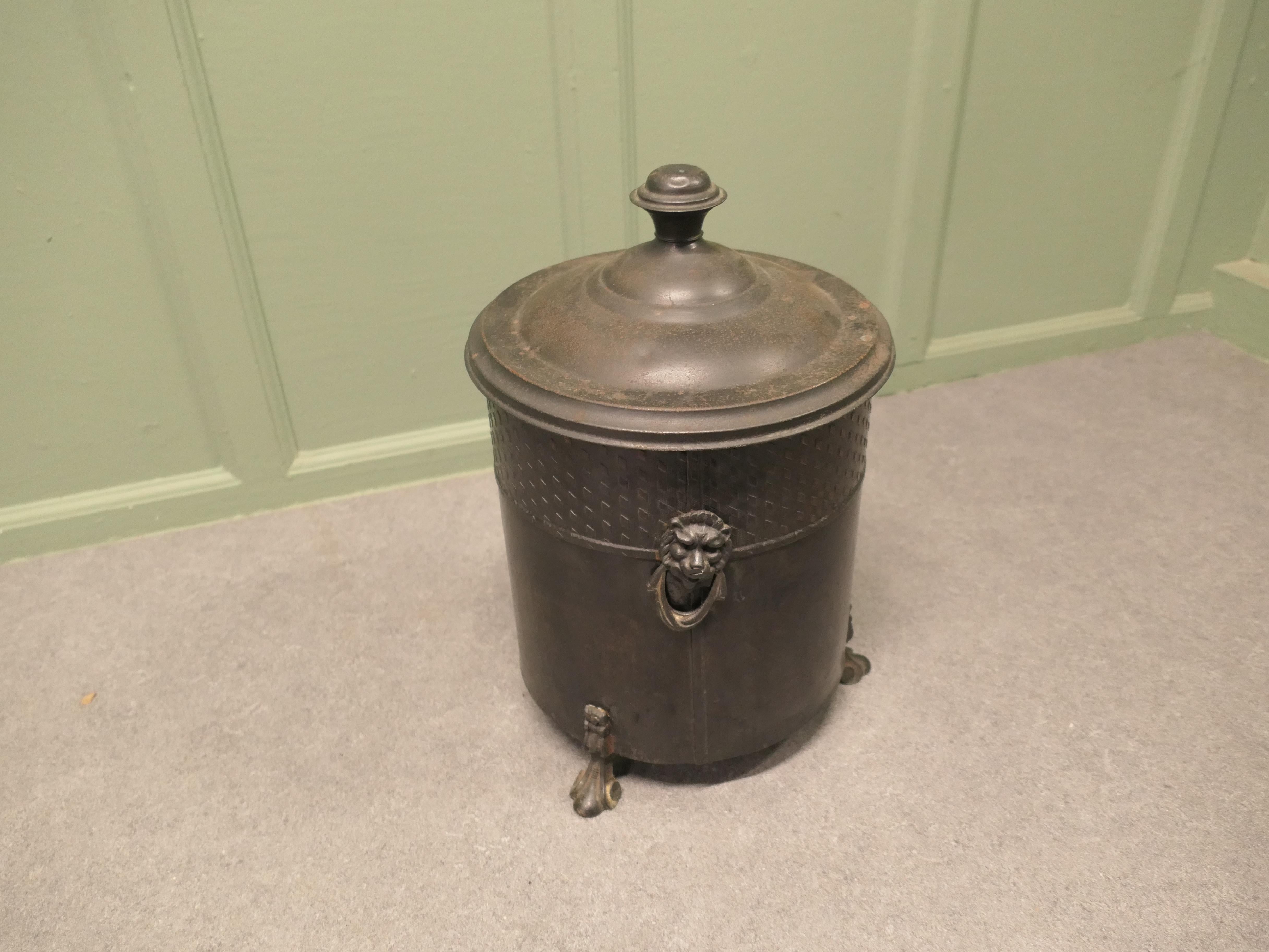 Metà XX secolo Secchio da carbone gotico Art Deco Un design superbo con una patina di rame ossidato in vendita