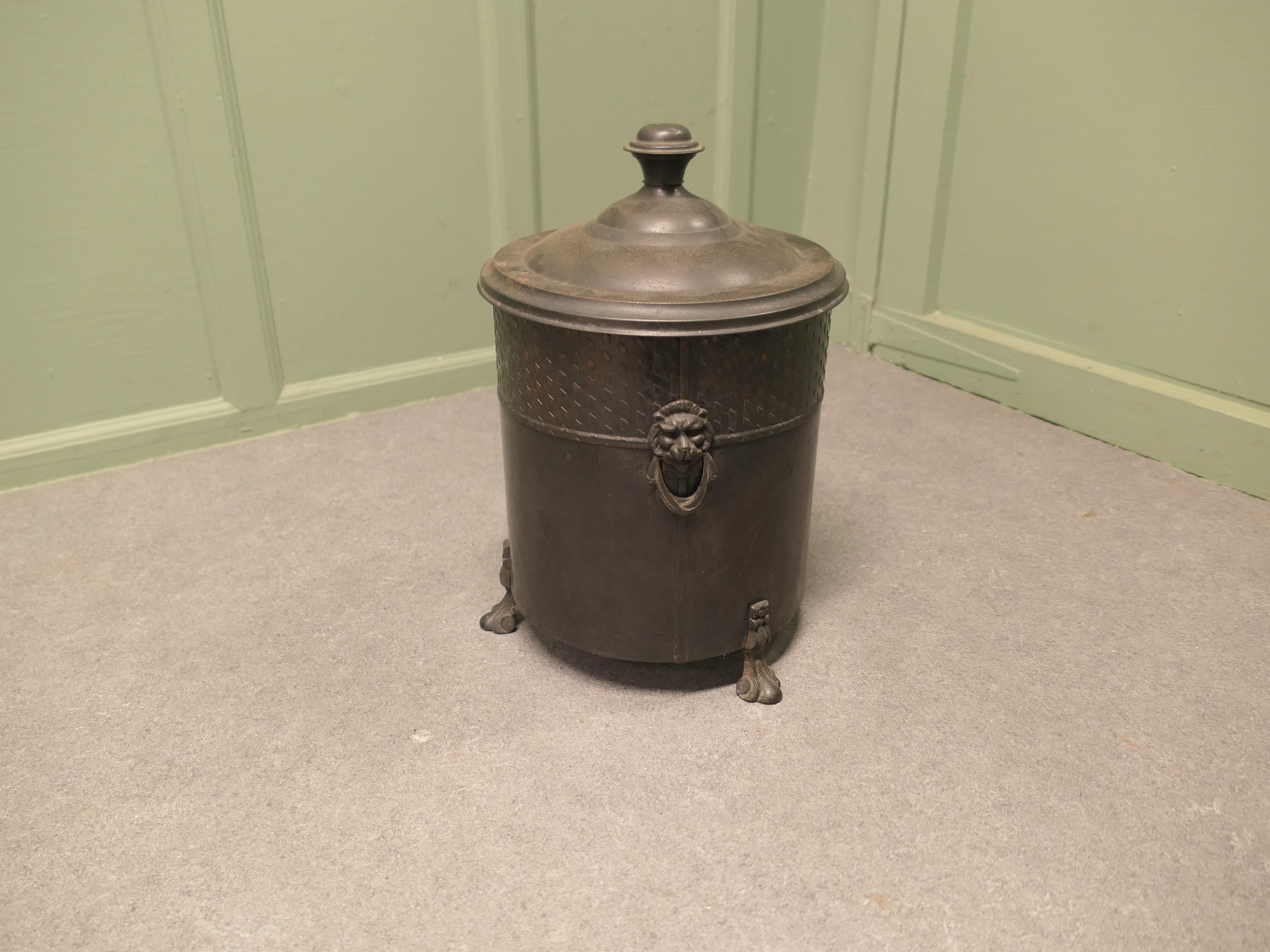 Metallo Secchio da carbone gotico Art Deco Un design superbo con una patina di rame ossidato in vendita