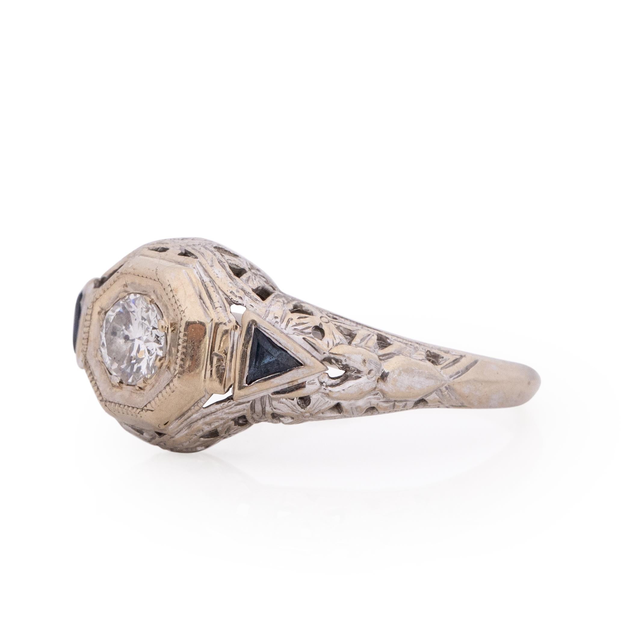 Dieser Ring ist das perfekte Beispiel für die Schönheit des Art déco. Ein ca. 1/3Ct alt europäisch geschliffener Diamant sitzt in einem achteckigen Kopf, der aus 14K Weißgold gefertigt ist. Auf beiden Seiten des Schafts befinden sich zwei tiefblaue