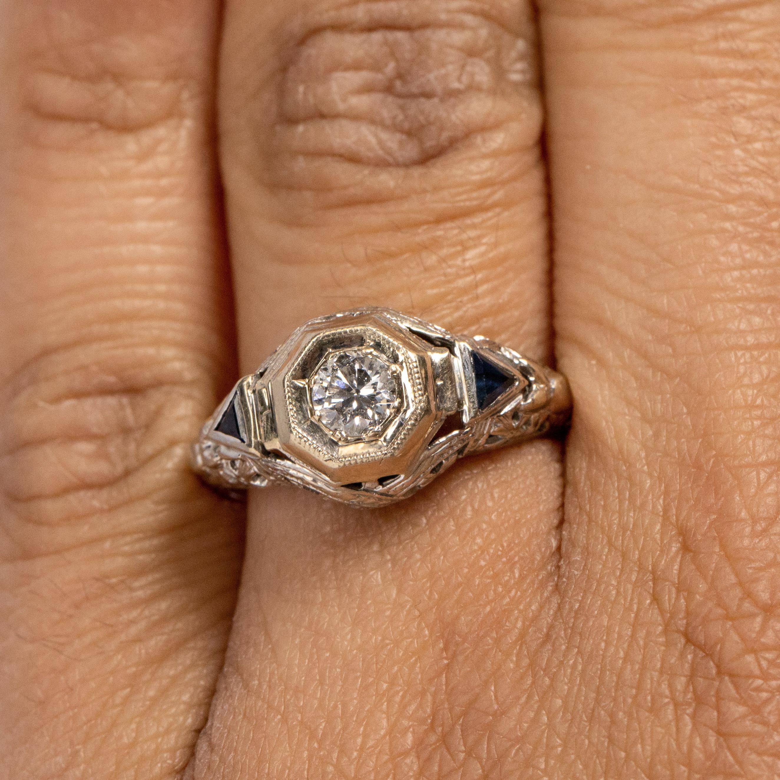 Verlobungsring „Gothic“ mit filigranem Diamant und Saphir im alteuropäischen Schliff im Art déco-Stil für Damen oder Herren