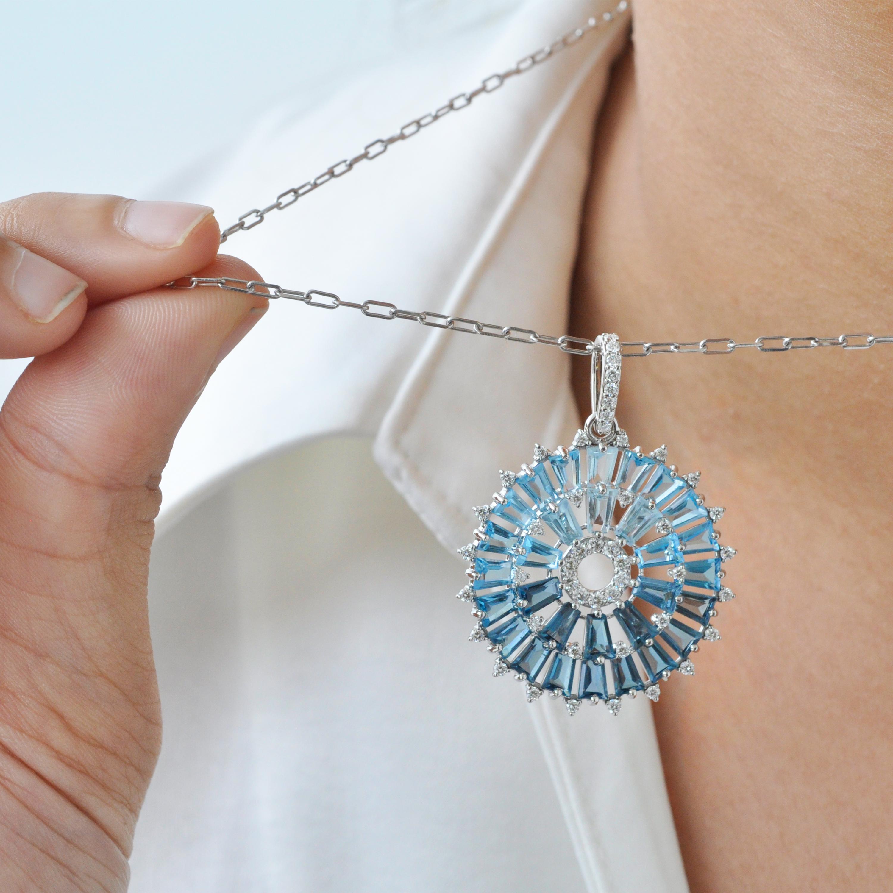 Art Deco Gradient Blauer Topas Kegel Baguette Kreisförmiger Diamant Gold Anhänger im Zustand „Neu“ im Angebot in Jaipur, Rajasthan