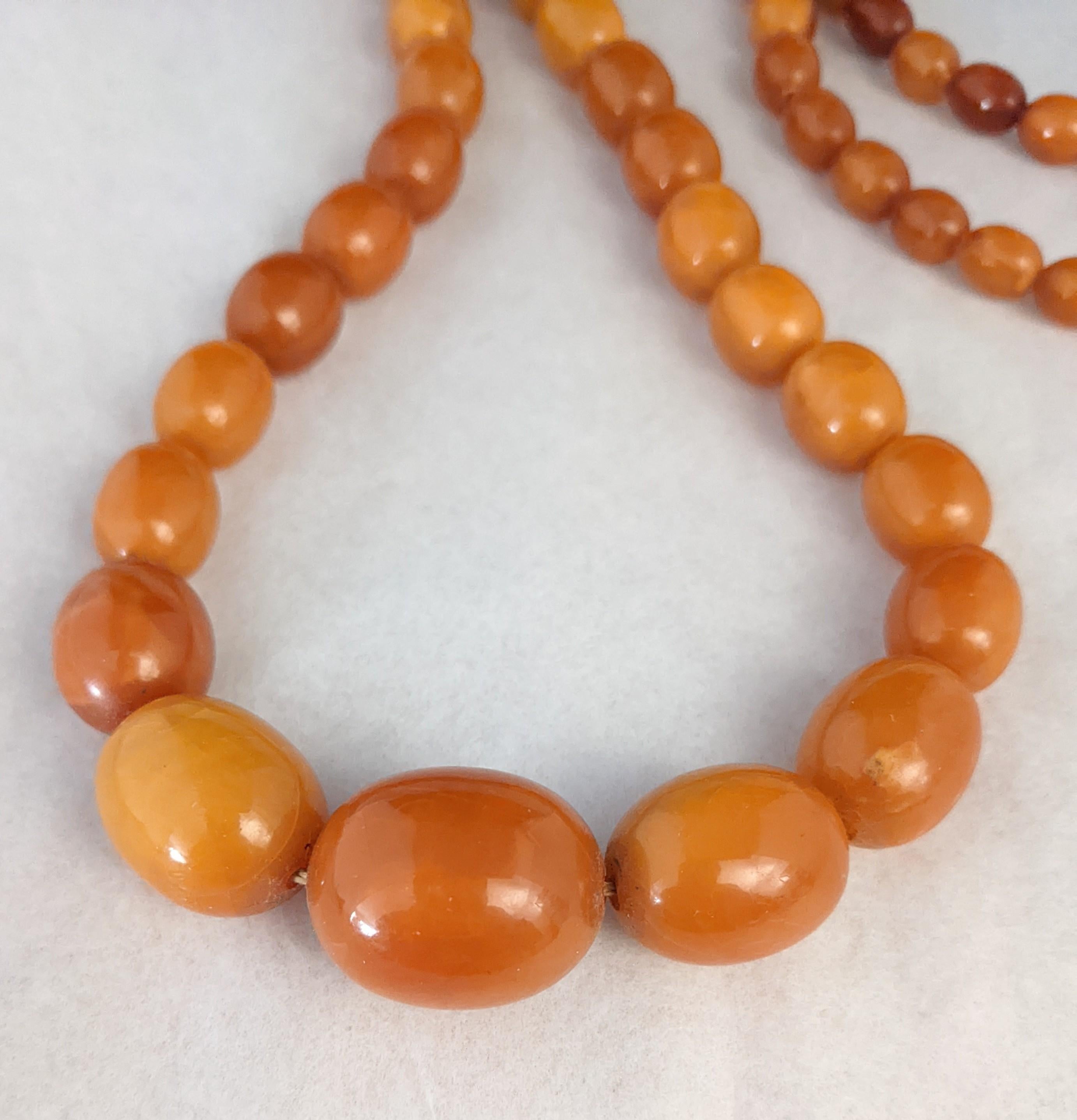 Perles d'ambre véritable graduées Art déco des années 1930. Merveilleux coloris. Longueur 26
