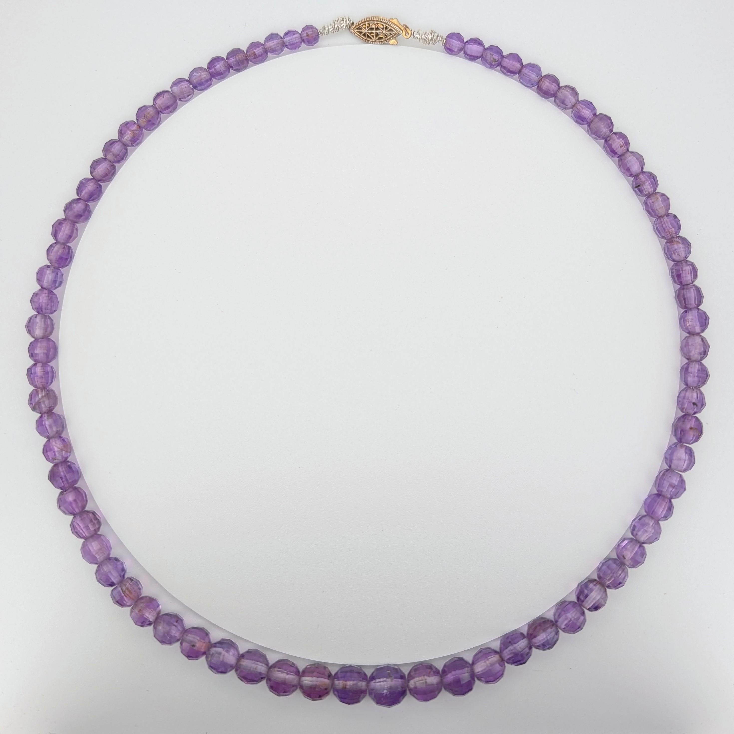 Questa elegante collana Art Deco presenta perle di ametista naturale sfaccettate a mano, ognuna delle quali è stata tagliata con maestria per massimizzare la brillantezza e il colore. Le perle hanno dimensioni che vanno da circa 5,7 mm a 10,5 mm e
