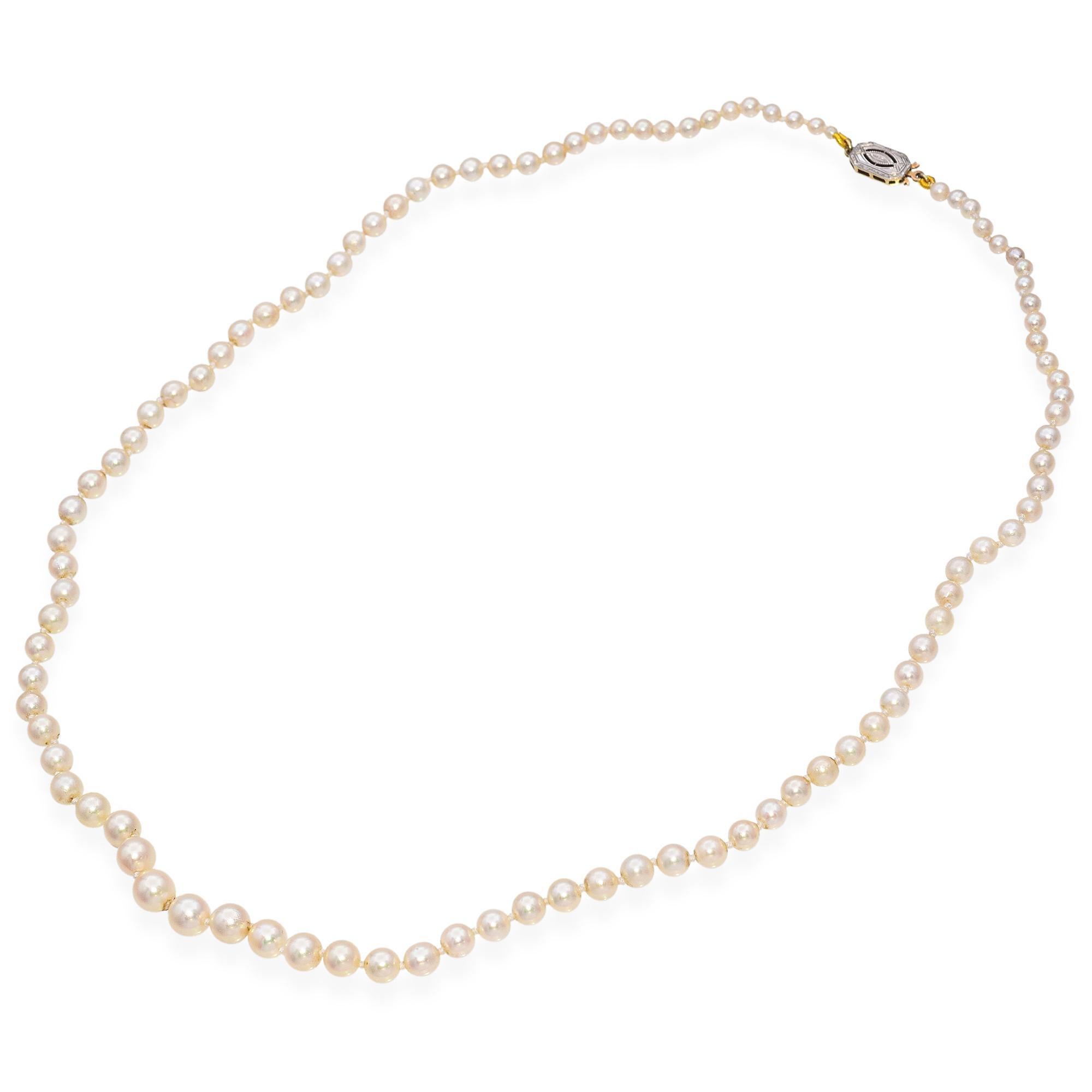 Questa collana di perle art déco è caratterizzata da perle lucenti e splendidamente abbinate che emanano un'eleganza senza tempo. Il filo è rifinito con una chiusura in oro 14k, che aggiunge un caldo tocco di raffinatezza al design classico. Ogni