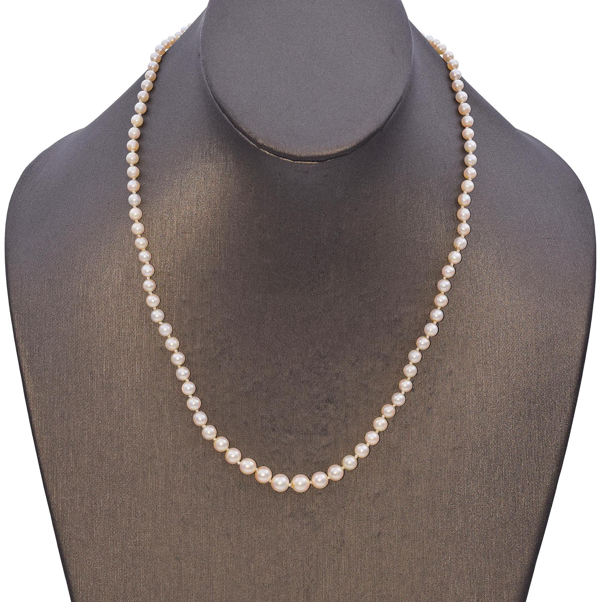 Perlina Collana Art Deco a fili di perle graduati con chiusura in oro 14k in vendita