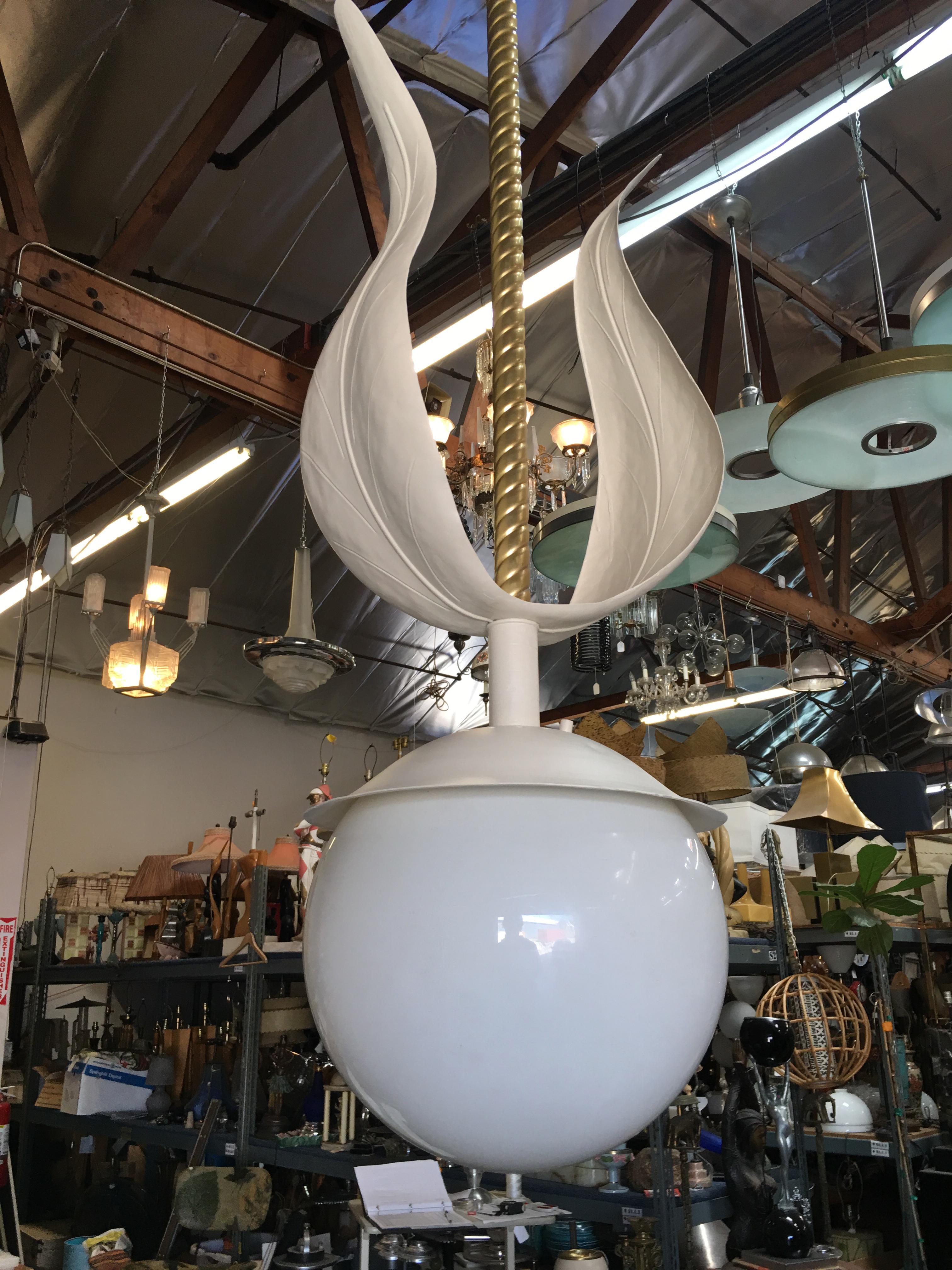 Ottone Ciondolo da soffitto a foglie di palma per il teatro Grand Hollywood in stile Art Deco in vendita