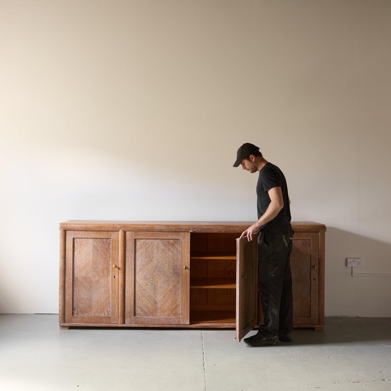 Atemberaubender Art-Déco-Schrank/Anrichte aus gekalkter Eiche aus den 1940er Jahren. 

Es war früher in einem renommierten Künstlerstudio in Madia Vale, London, untergebracht und wurde nun vollständig restauriert und für den Hausgebrauch