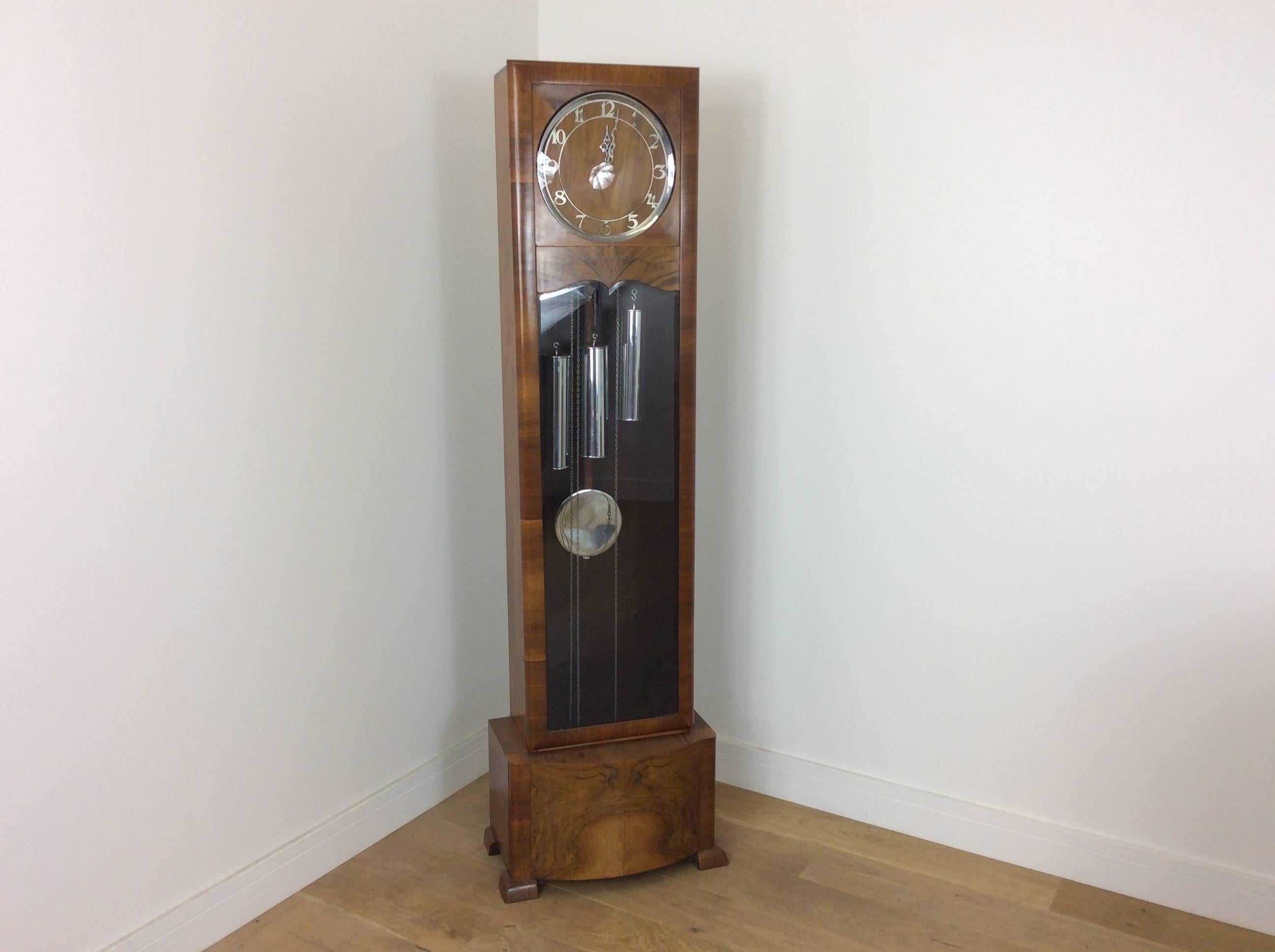 Art Deco grandfather clock, beautiful walnut cased clock with domed clock face.
Westminster chime.
Measures: 180 cm H, 50 cm W, 31 cm D
British, circa 1930.