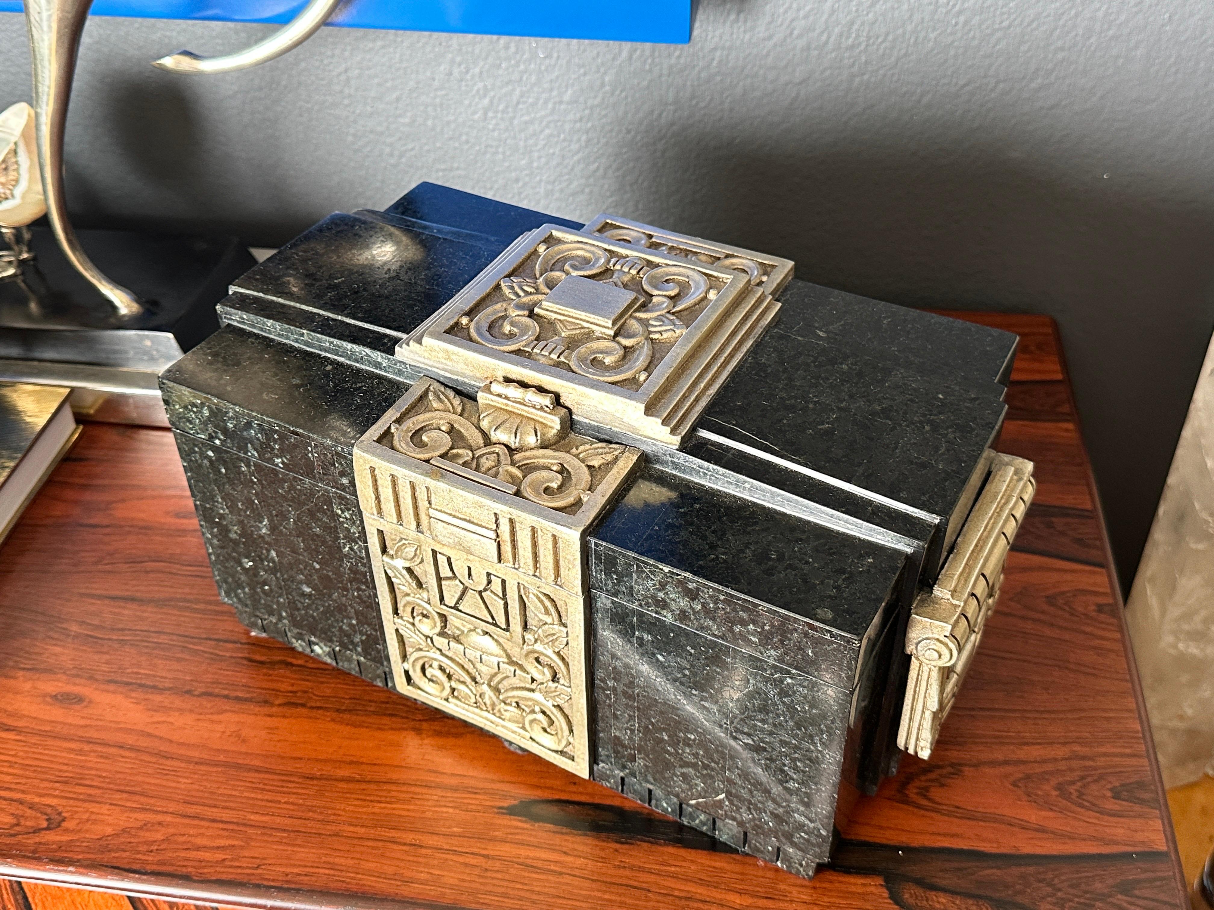 Joyero decorativo de granito de estilo Art Déco con intrincados detalles de pan de plata e interior de terciopelo. Las medidas interiores son 10,75