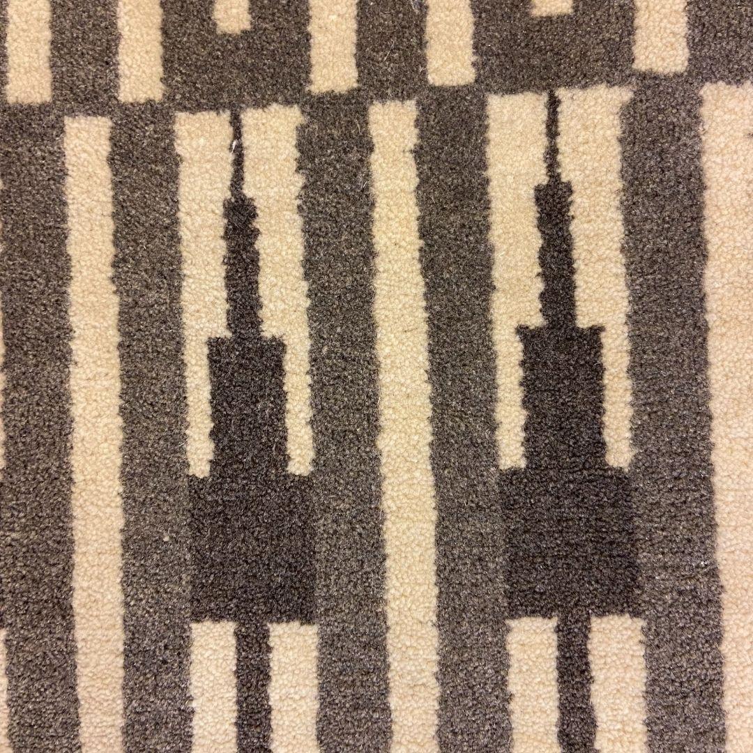 XXI secolo e contemporaneo Tappeto in lana Empire State grigio e crema Art Deco, 2' x 3' in vendita
