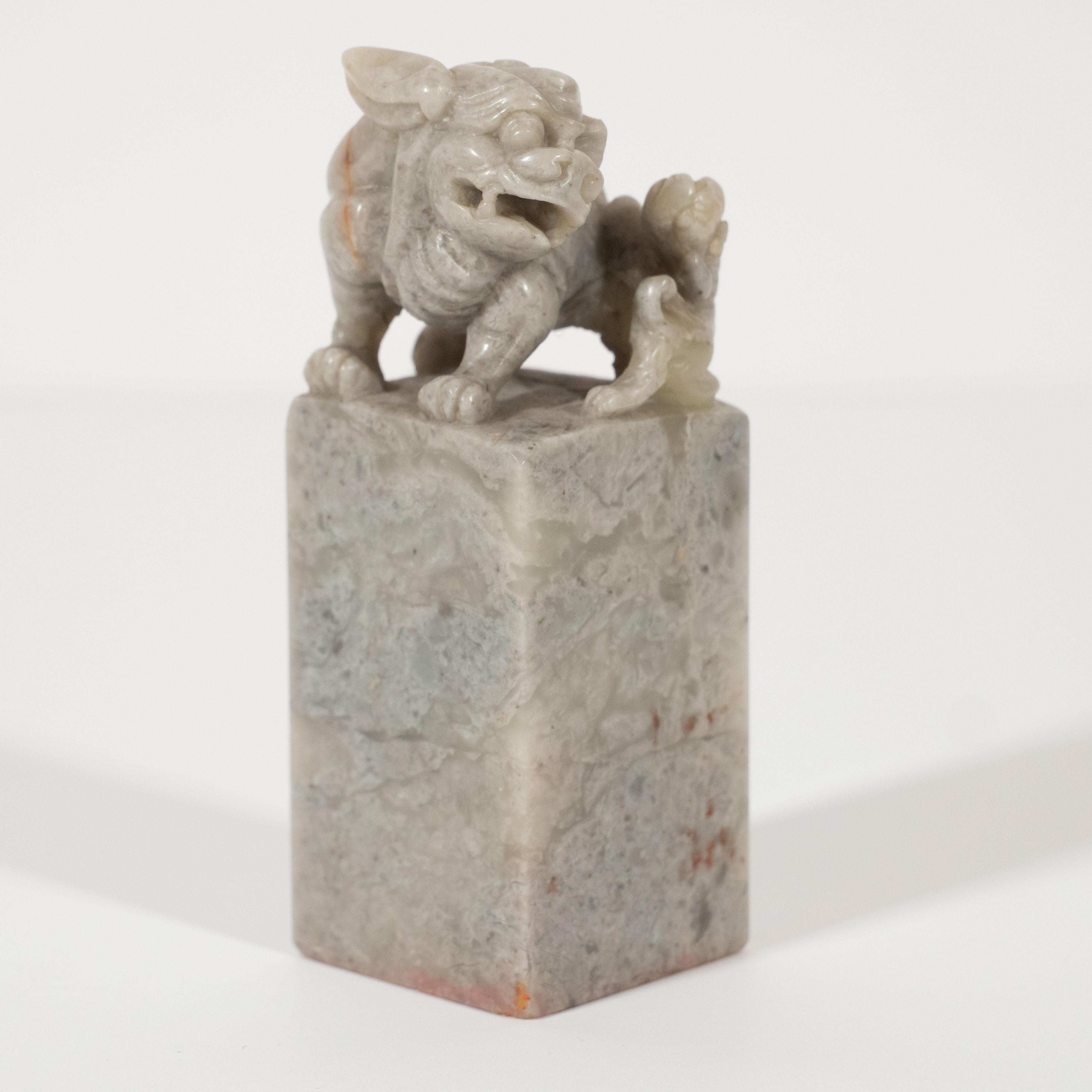 Chinesischer Art-déco-Stempel aus grauem Stein mit handgeschnitztem Wächterlöwen-Motiv (Art déco) im Angebot