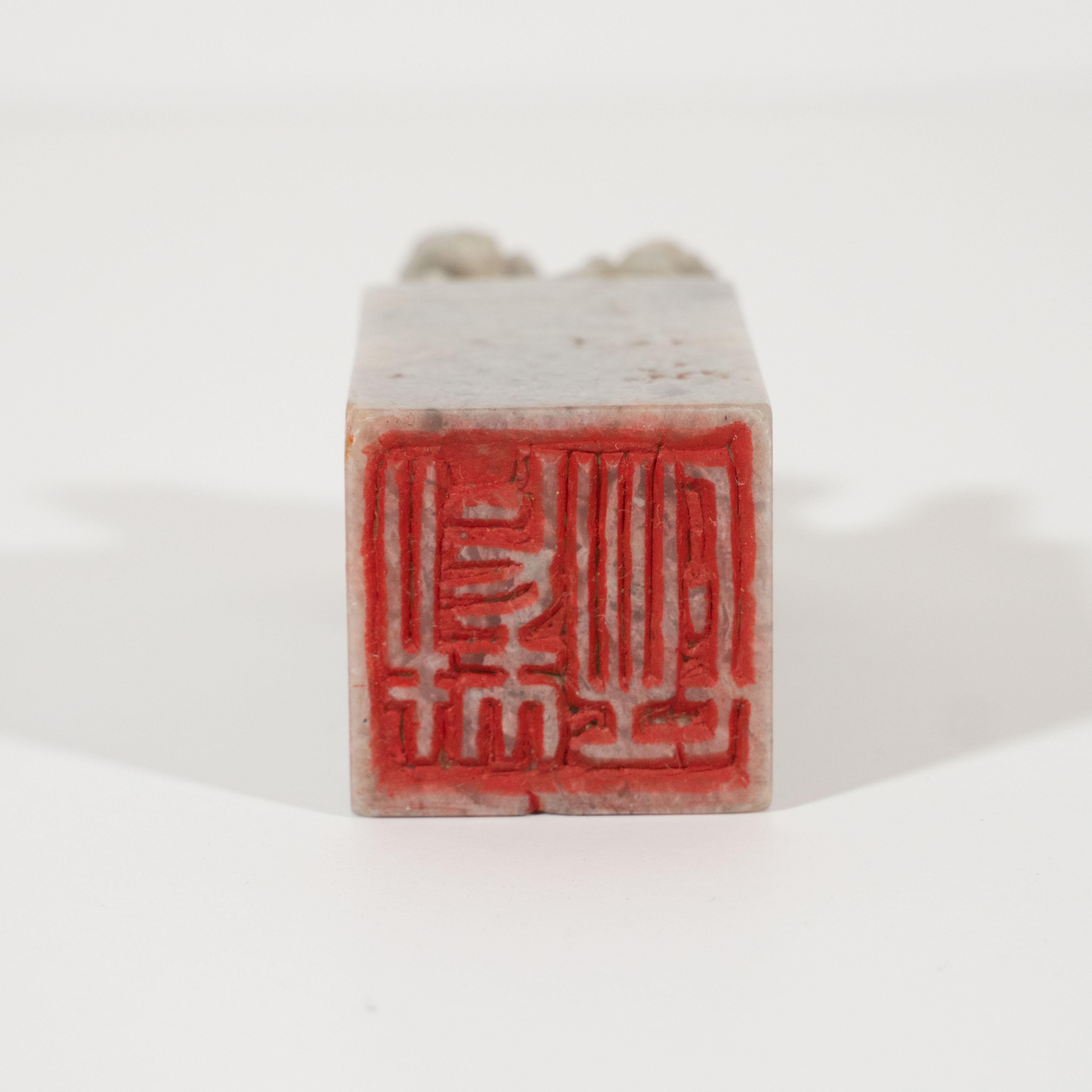 Chinesischer Art-déco-Stempel aus grauem Stein mit handgeschnitztem Wächterlöwen-Motiv (Jade) im Angebot