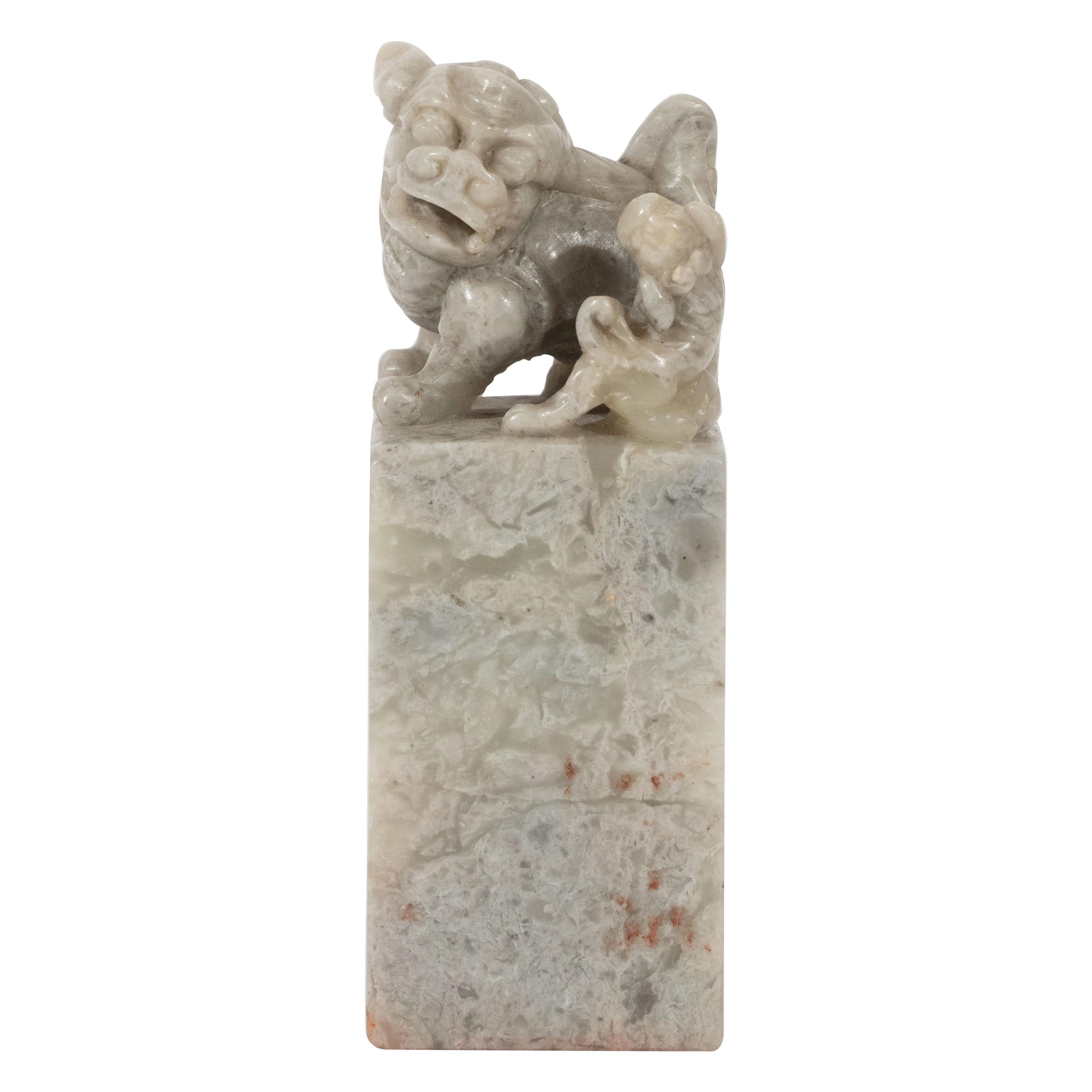 Chinesischer Art-déco-Stempel aus grauem Stein mit handgeschnitztem Wächterlöwen-Motiv im Angebot