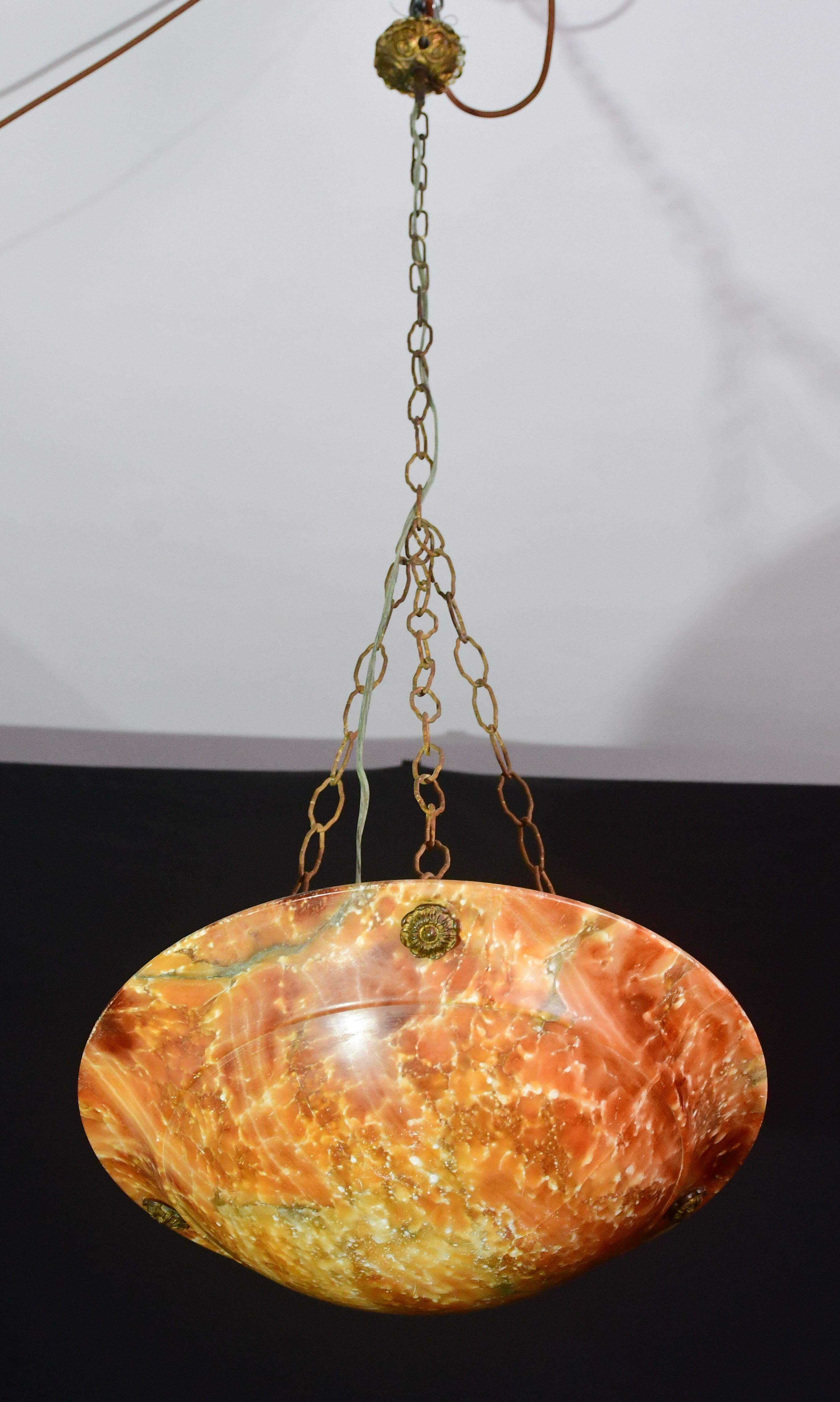 Antiker orangefarbener Alabaster-Hängeleuchter im Art-déco-Stil, um 1940.
Ein einzigartiges Stück aus orangefarbenem Alabaster, wunderschön gearbeitet mit Schattierungen und Reflektionen anderer Farben, wenn es beleuchtet wird, immer noch an den