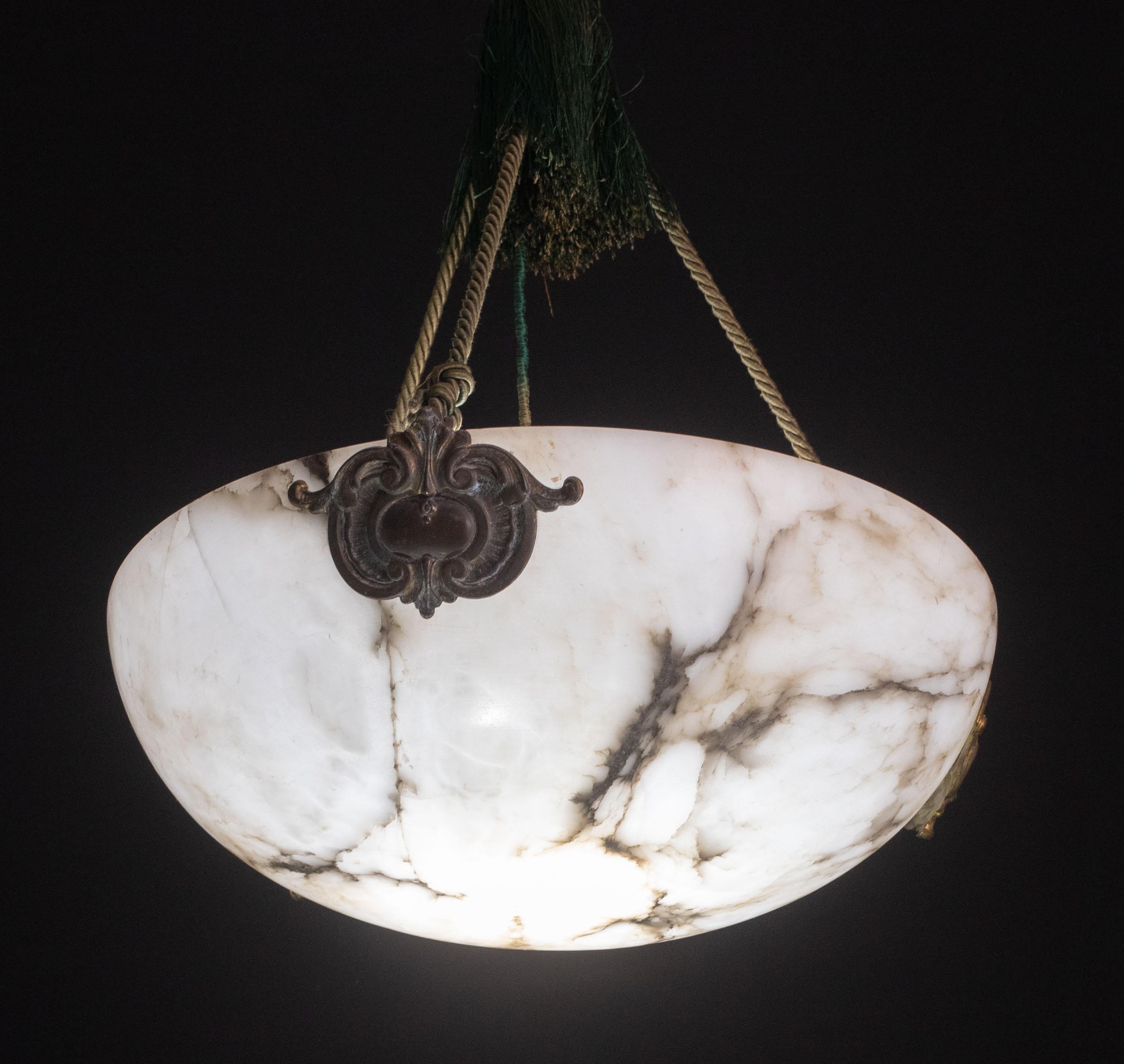 Europeo Lampadario Albaster bianco di grande design Art Deco, anni '40 in vendita