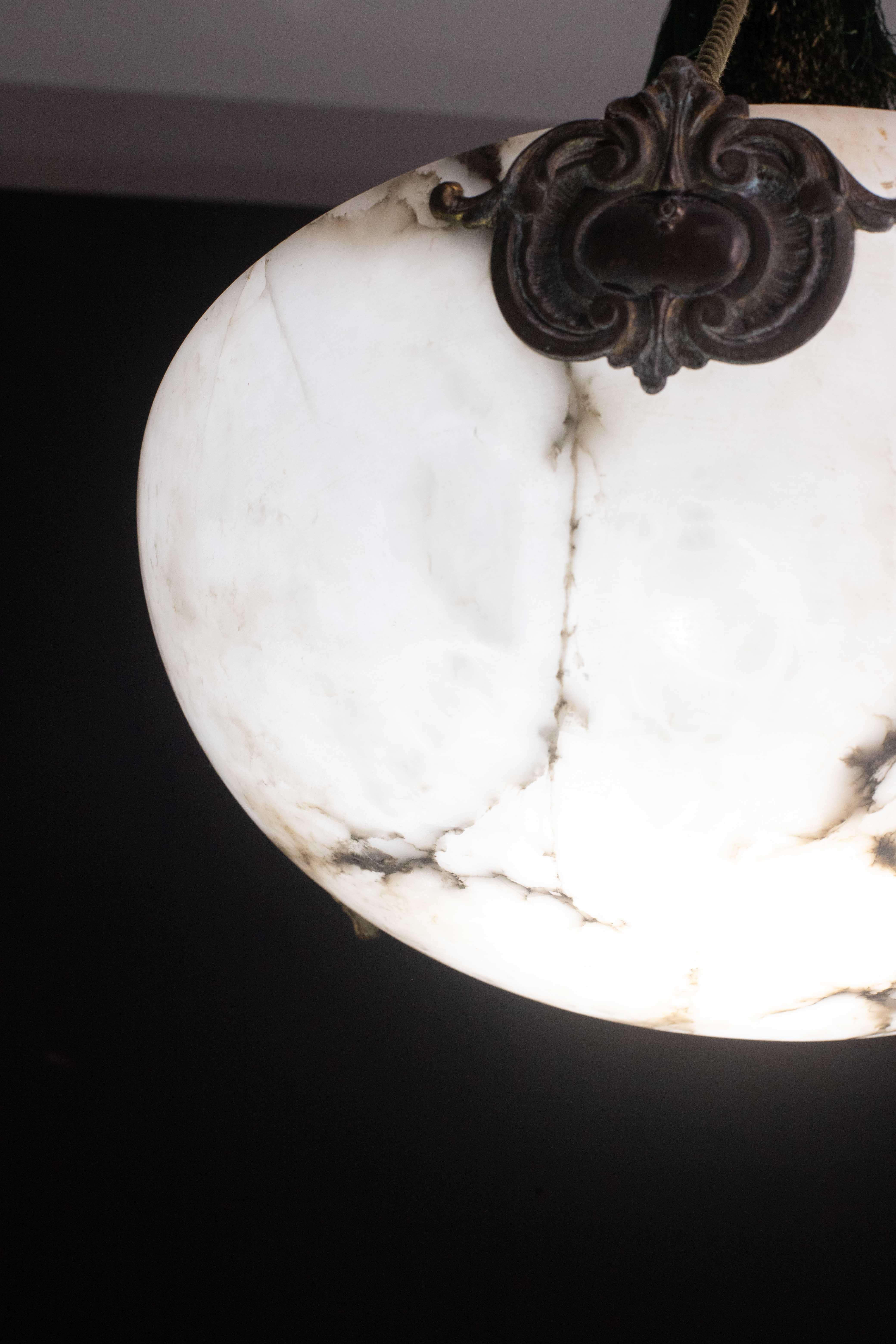 Metà XX secolo Lampadario Albaster bianco di grande design Art Deco, anni '40 in vendita