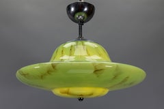 Lámpara colgante Art Déco de vidrio verde y marrón jaspeado en forma de ovni, Alemania Años 30