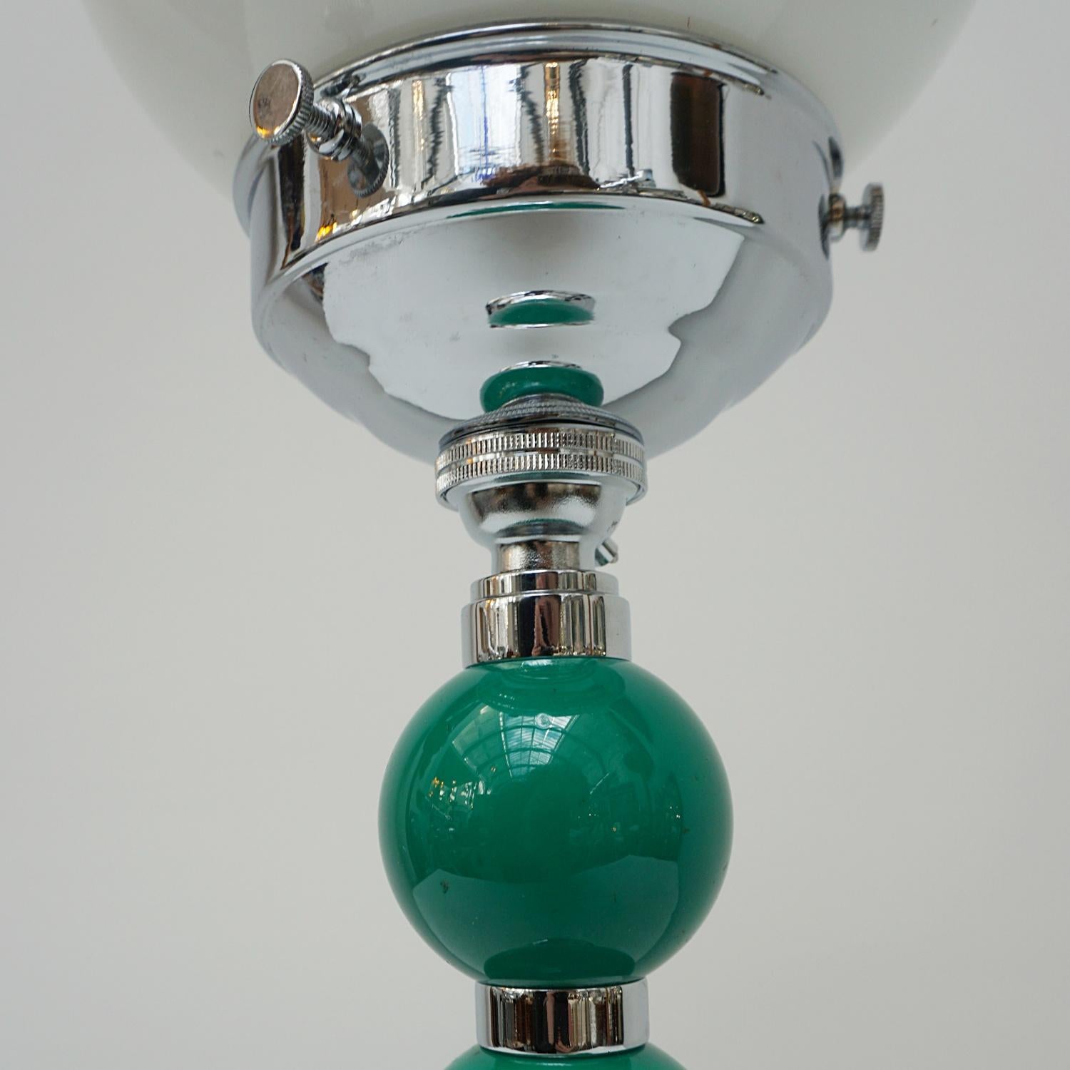 Art Deco Green Bakelite Table Lamp In Good Condition For Sale In Forest Row, East Sussex