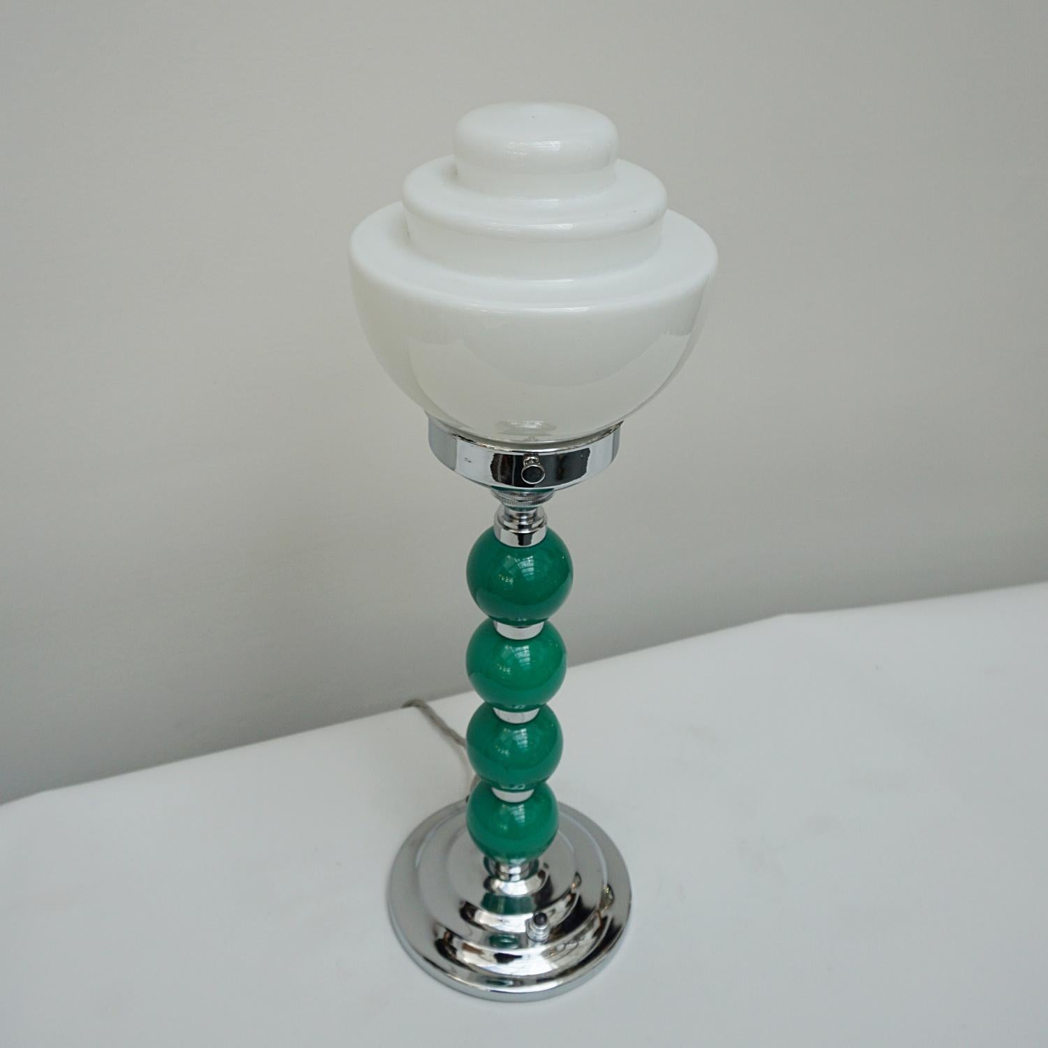 Tischlampe aus grünem Bakelit im Art déco-Stil (Mitte des 20. Jahrhunderts) im Angebot