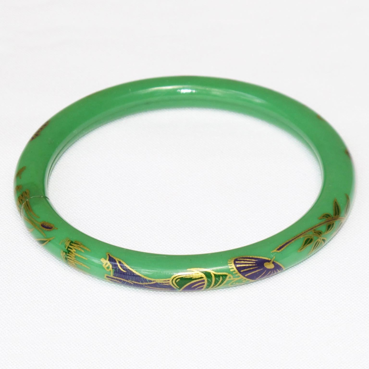 Un grazioso braccialetto bangle in celluloide Art Deco francese degli anni '20. È caratterizzato da una leggera forma a tubo cavo con un disegno giapponese di ispirazione asiatica intorno al bracciale. 
La tecnica del bracciale cavo è un'antica