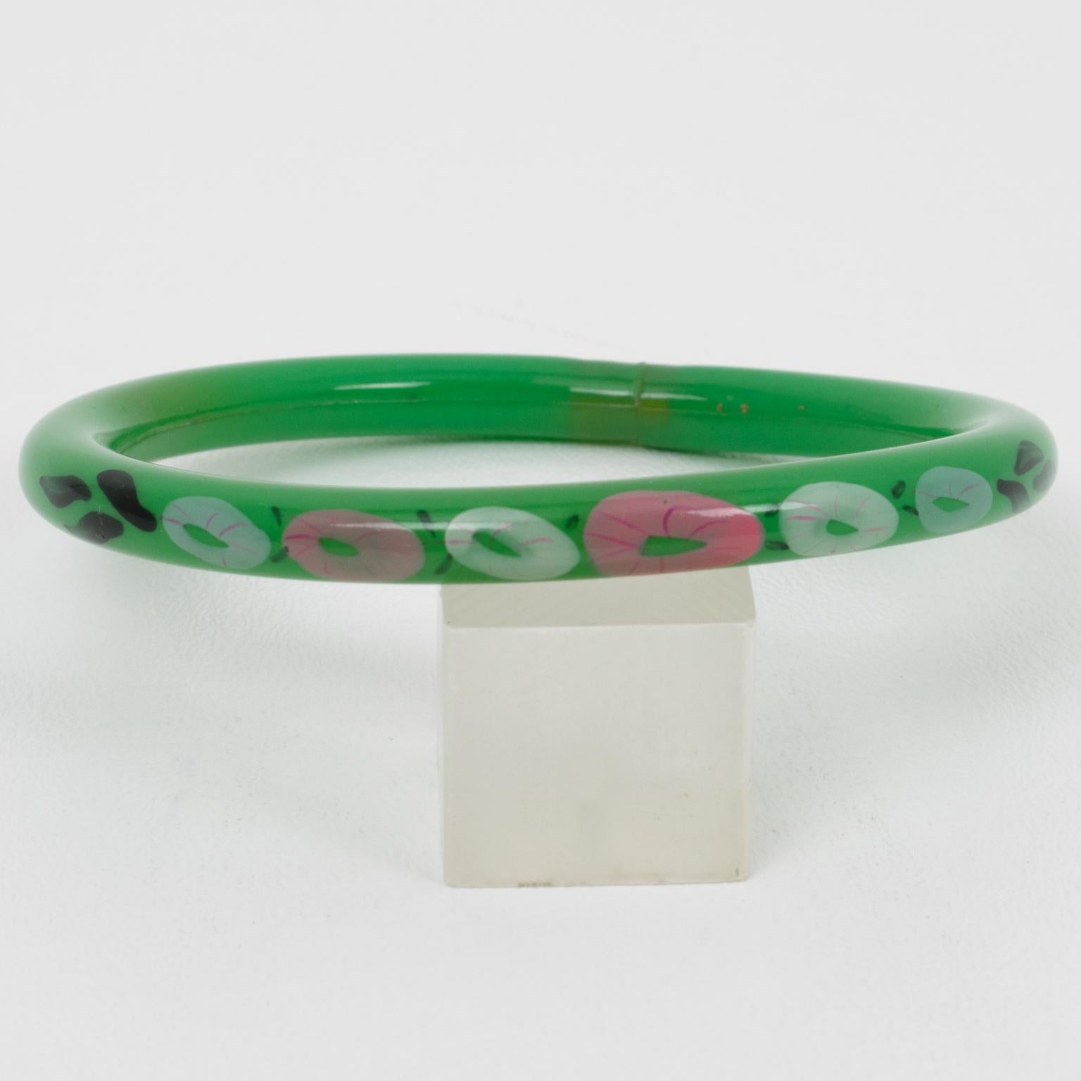 Art Déco Bracciale Bangle in celluloide verde Art Deco con disegno floreale, Francia anni '20 in vendita