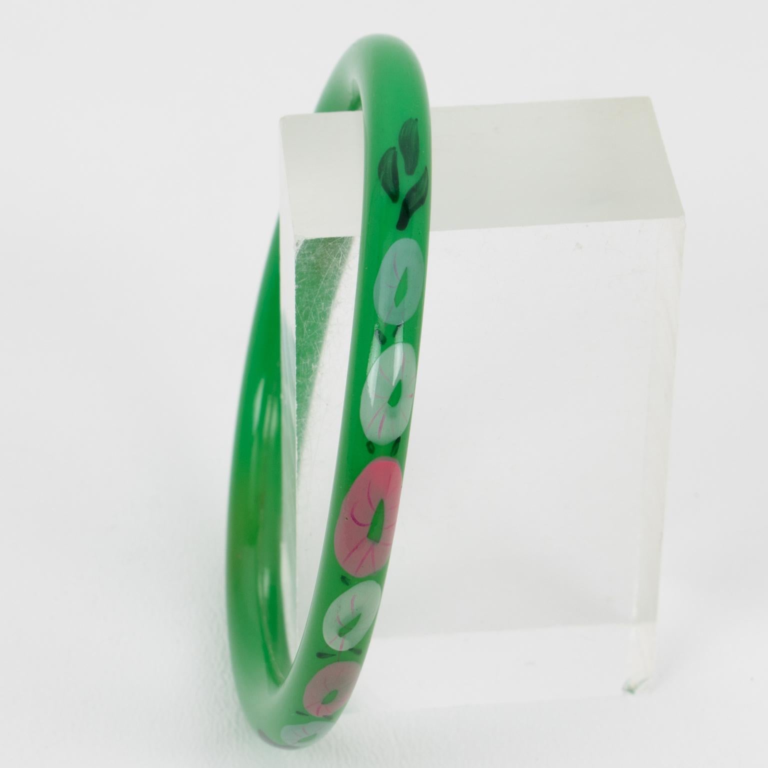 Bracciale Bangle in celluloide verde Art Deco con disegno floreale, Francia anni '20 In condizioni ottime in vendita a Atlanta, GA
