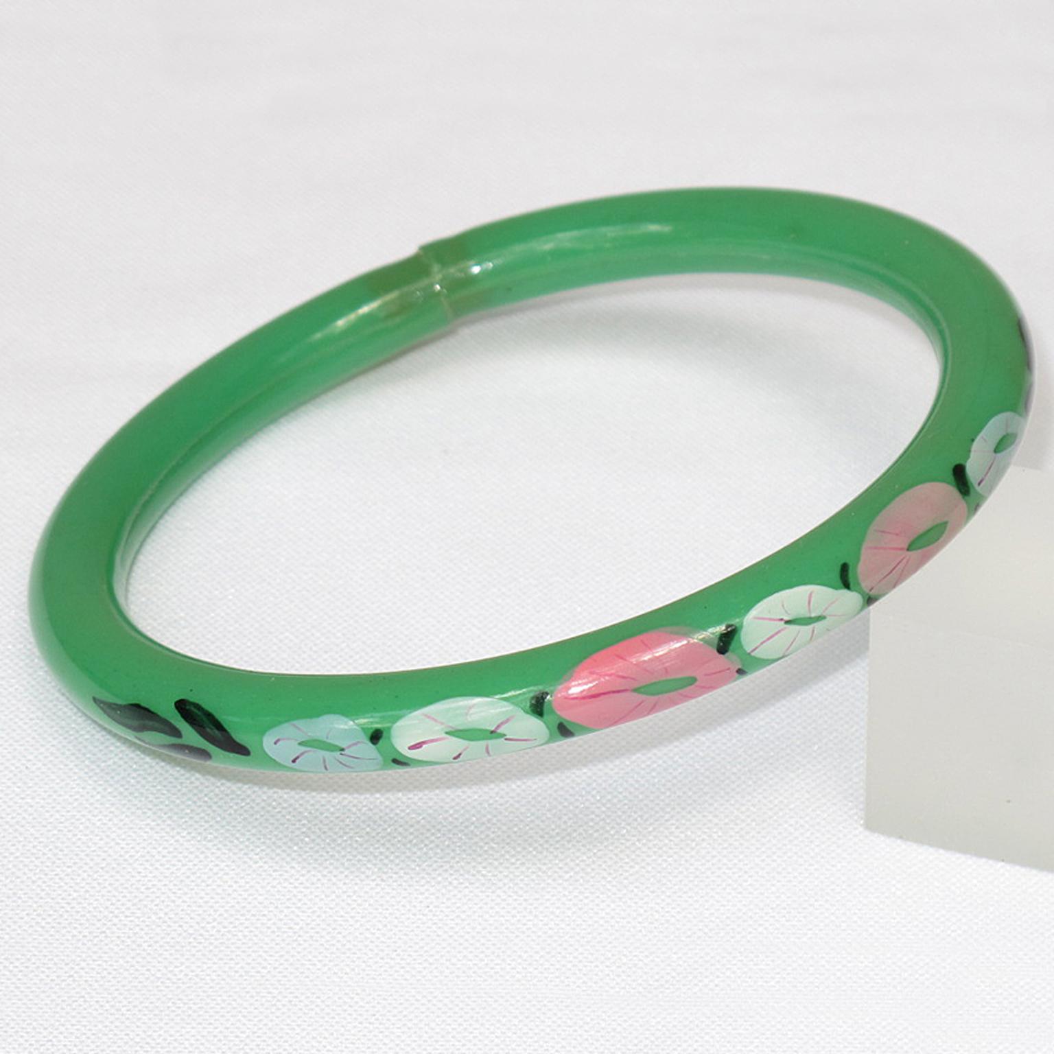 Bracciale Bangle in celluloide verde Art Deco con disegno floreale, Francia anni '20 in vendita 1