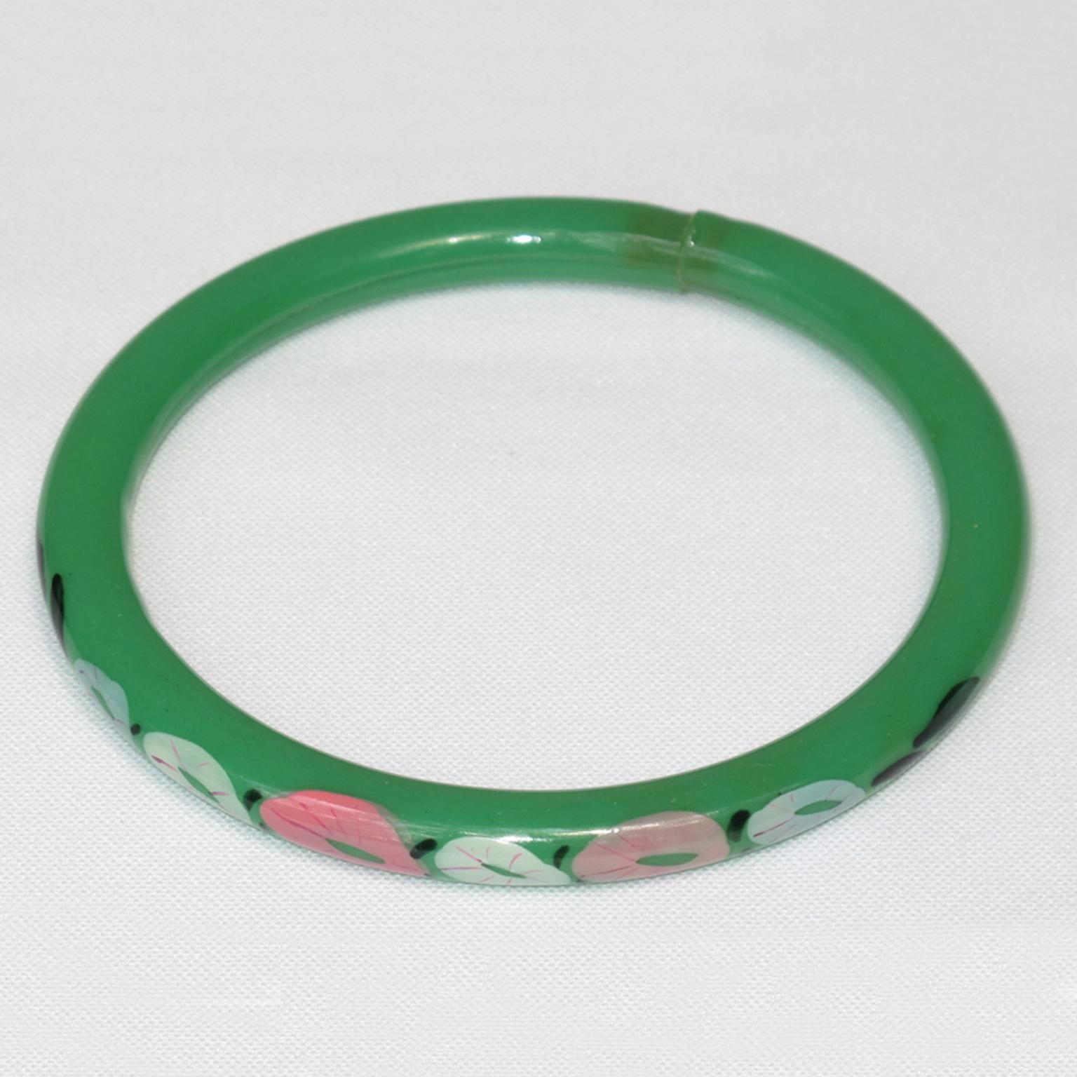 Bracciale Bangle in celluloide verde Art Deco con disegno floreale, Francia anni '20 in vendita 2