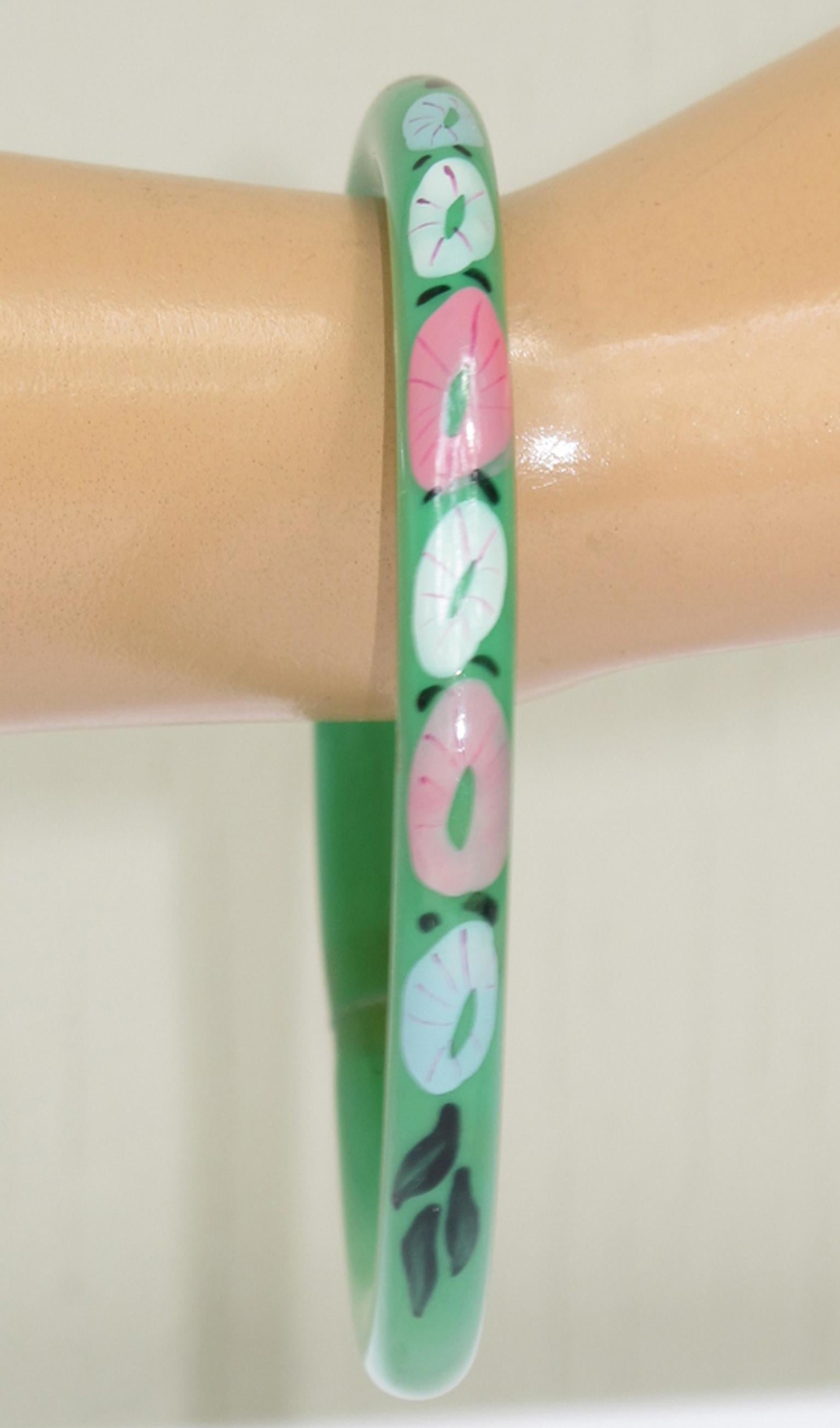 Bracciale Bangle in celluloide verde Art Deco con disegno floreale, Francia anni '20 in vendita 3