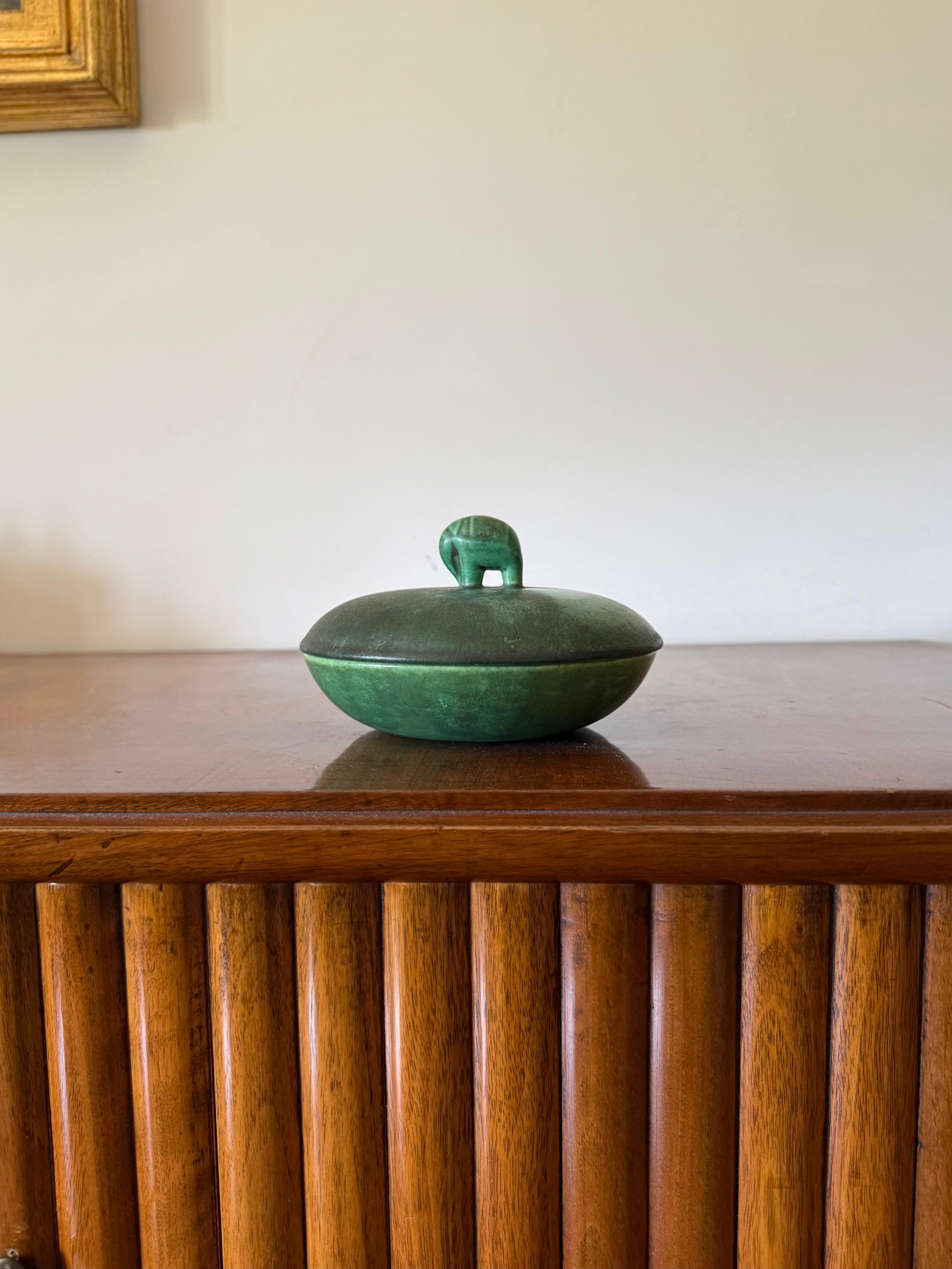 Art deco green ceramic box / vide poche designed by Angelo Biancini

Società Ceramica Italiana, Laveno Italy 1930s

Marked under the base 

9.5 H - 16.5 cm diam.

Conditions: excellent, no defects.