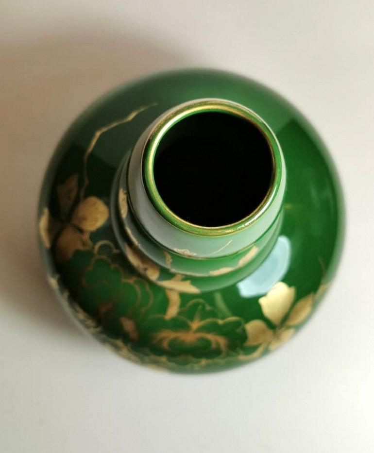 Vase Art Decoratif en terre cuite émaillée verte avec décorations en or pur, France en vente 3