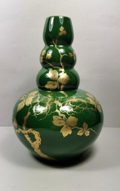 Vase Art Decoratif en terre cuite émaillée verte avec décorations en or pur, France