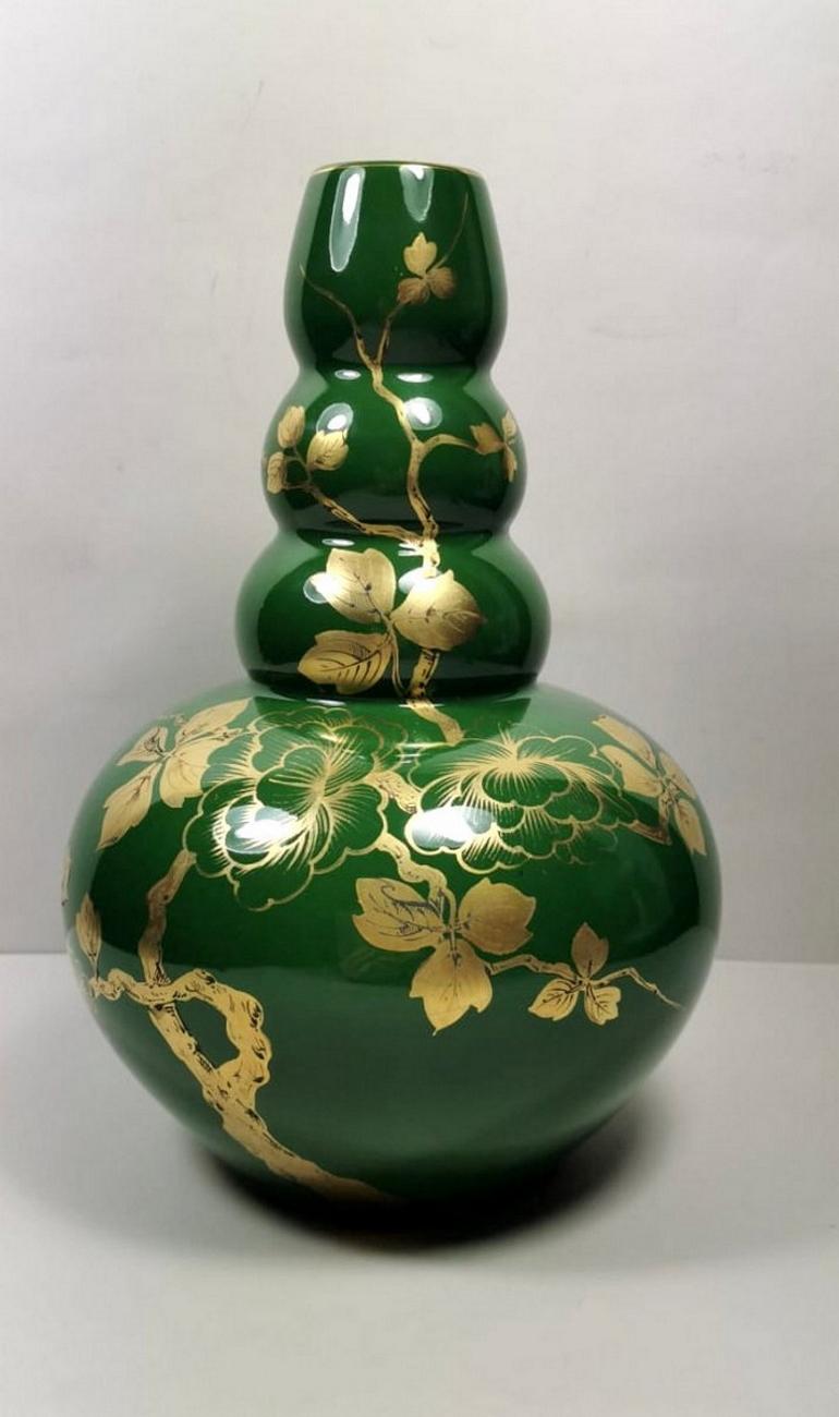 We kindly suggest you read the whole description, because with it we try to give you detailed technical and historical information to guarantee the authenticity of our objects.
Particular vase in green enameled terracotta with refined floral