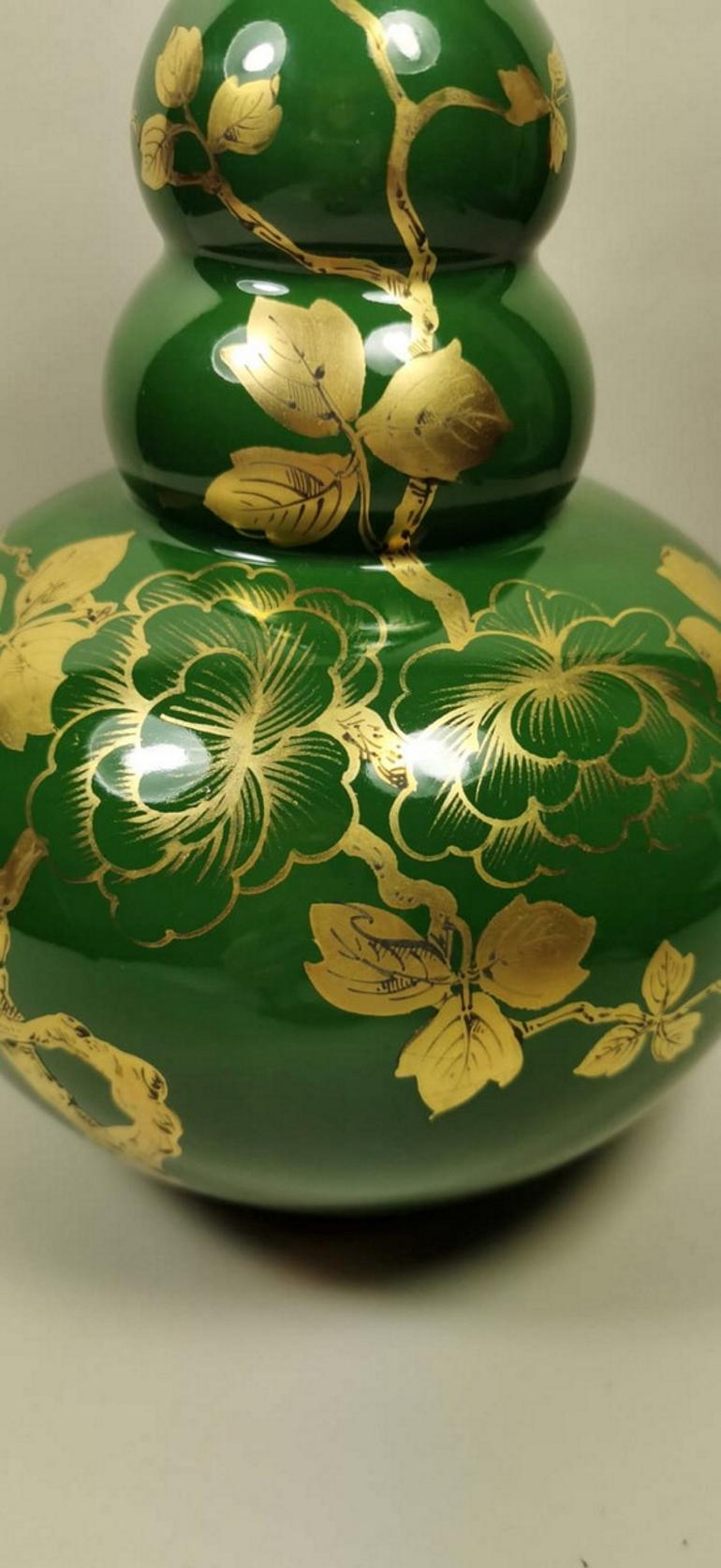 20ième siècle Vase Art Decoratif en terre cuite émaillée verte avec décorations en or pur, France en vente