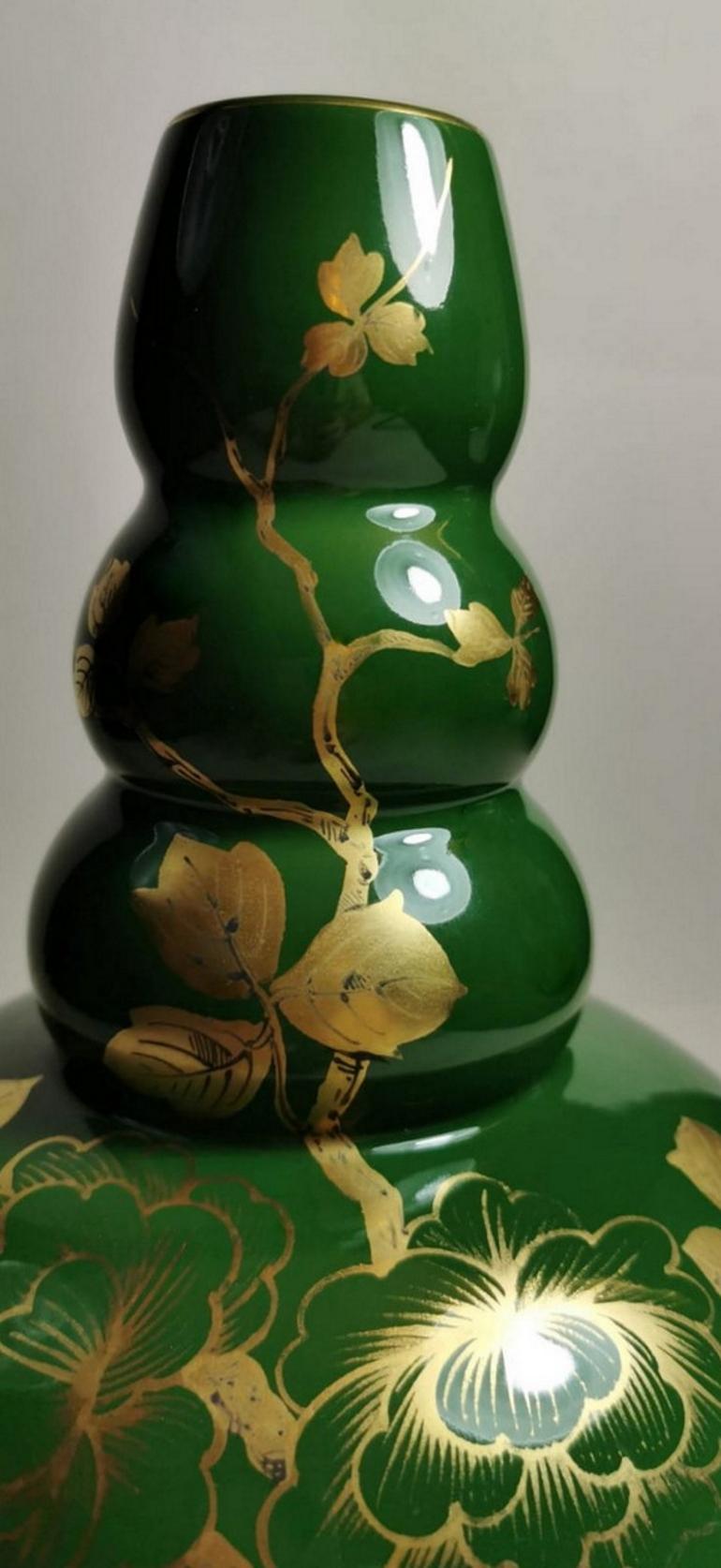 Terre cuite Vase Art Decoratif en terre cuite émaillée verte avec décorations en or pur, France en vente
