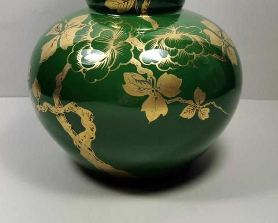 Vase Art Decoratif en terre cuite émaillée verte avec décorations en or pur, France en vente 1