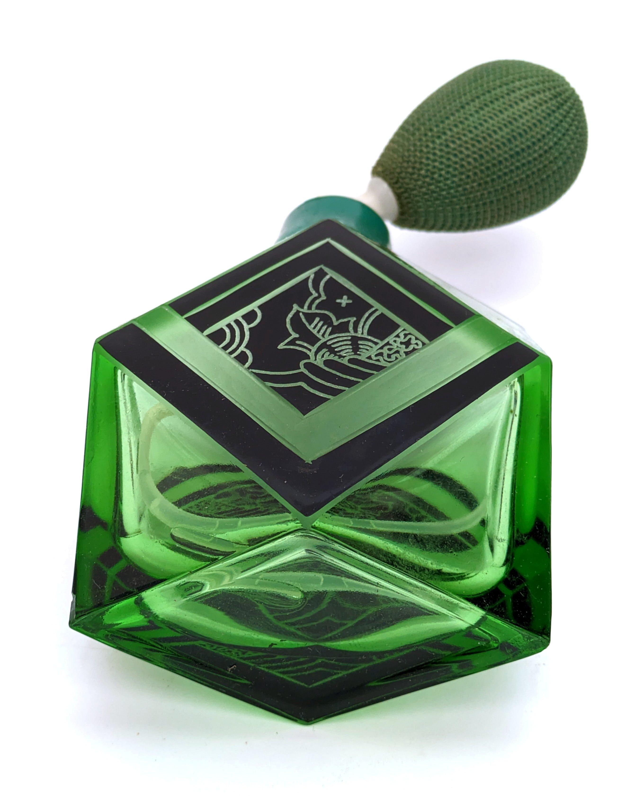 Frasco de perfume Art Déco de vidrio verde y esmalte negro de Karl Palda, c1930 siglo XX en venta