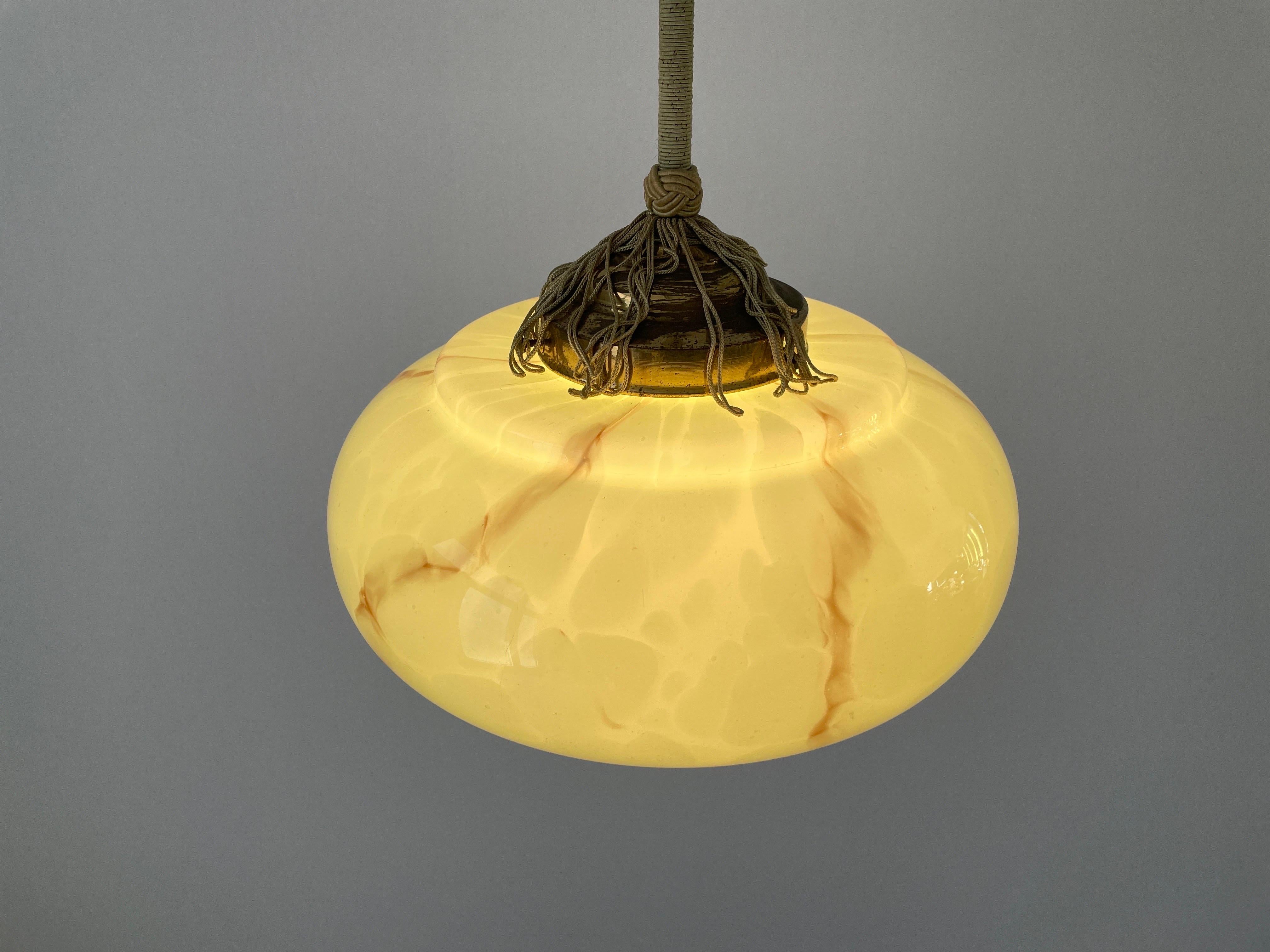 Lampada da soffitto in vetro verde Art Deco, anni '1940, Germania in vendita 6